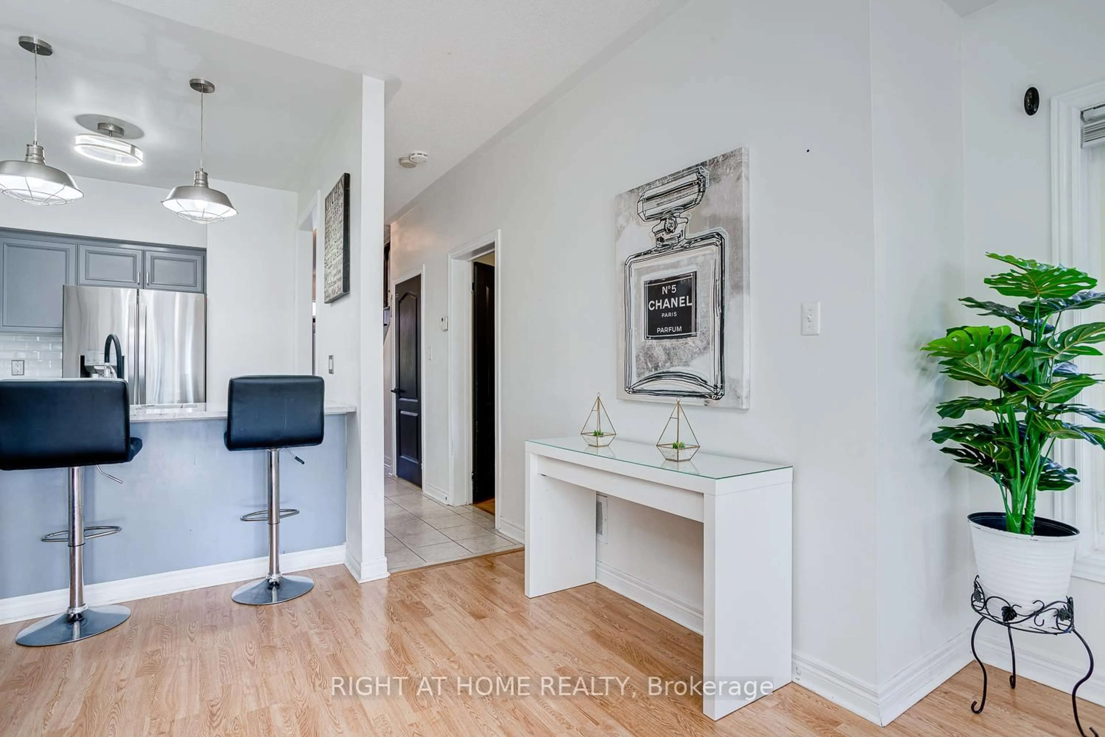 Indoor entryway for 19 Niagara Dr #17, Oshawa Ontario L1G 8G2