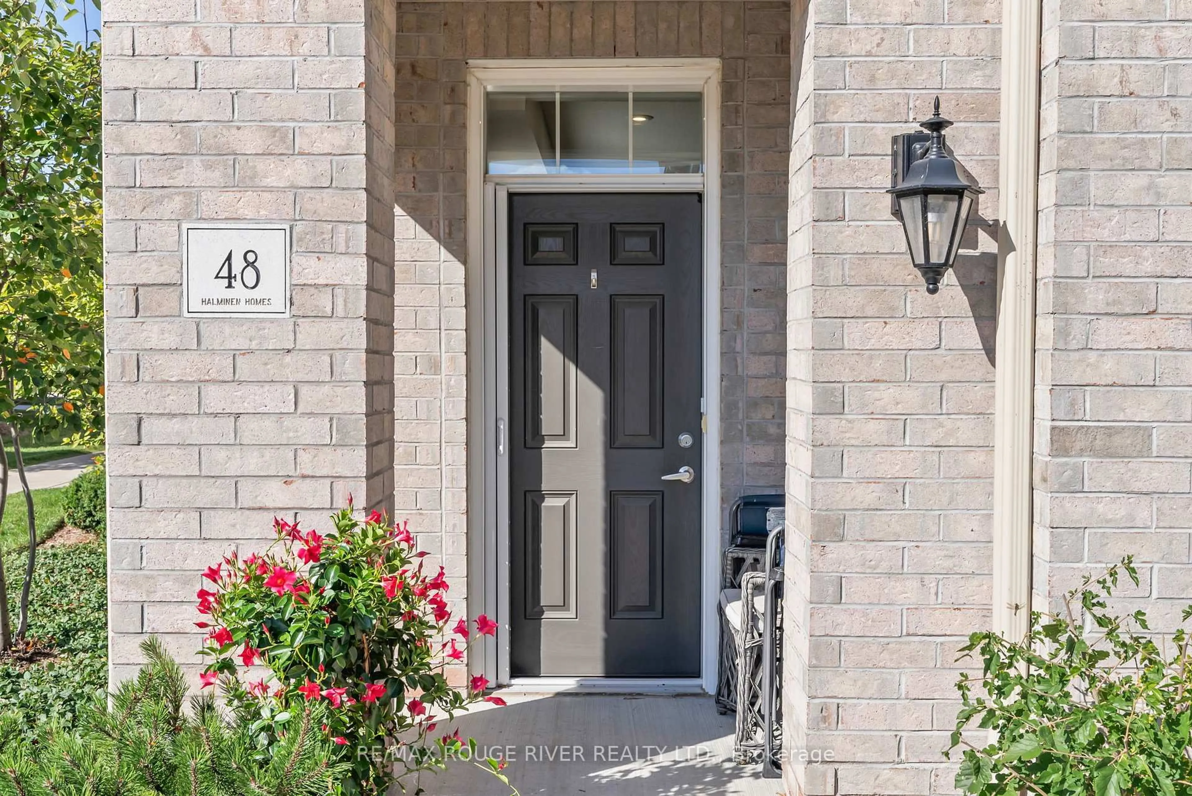 Indoor entryway for 1430 Gord Vinson Ave #48, Clarington Ontario L1E 0J6
