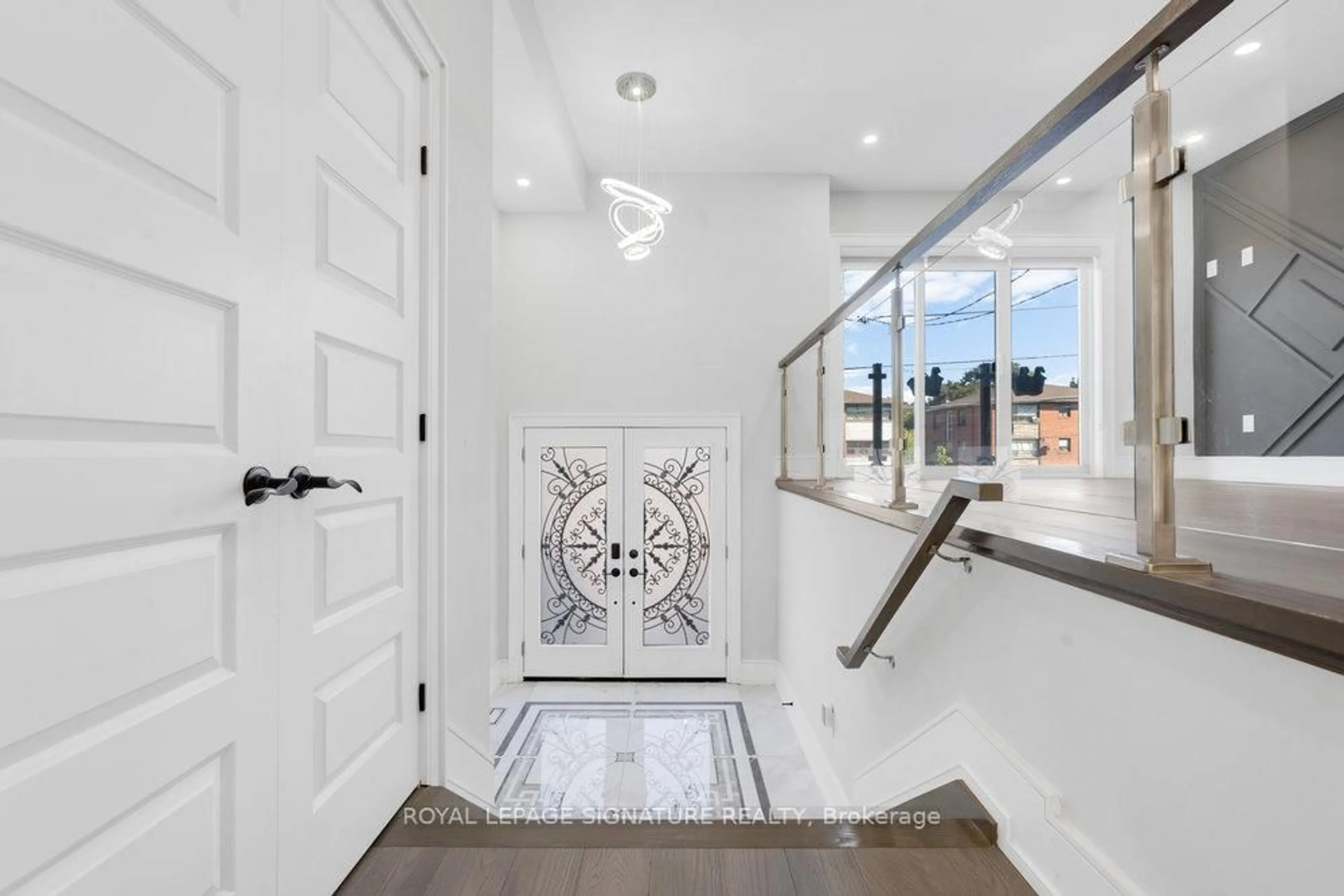 Indoor entryway for 444 Pharmacy Ave, Toronto Ontario M1L 3G6