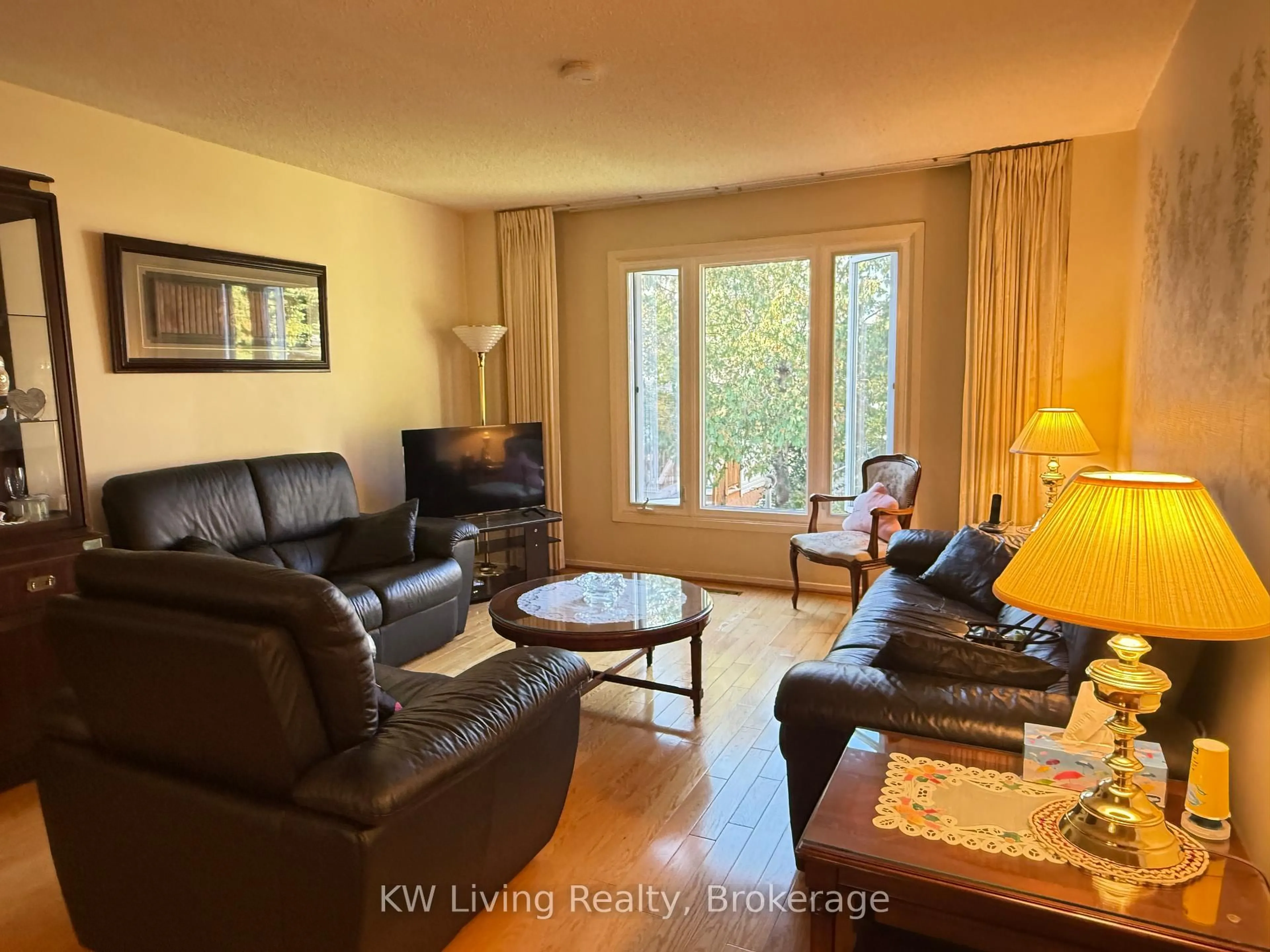 Living room with furniture, wood/laminate floor for 142 Alexmuir Blvd, Toronto Ontario M1V 1K9