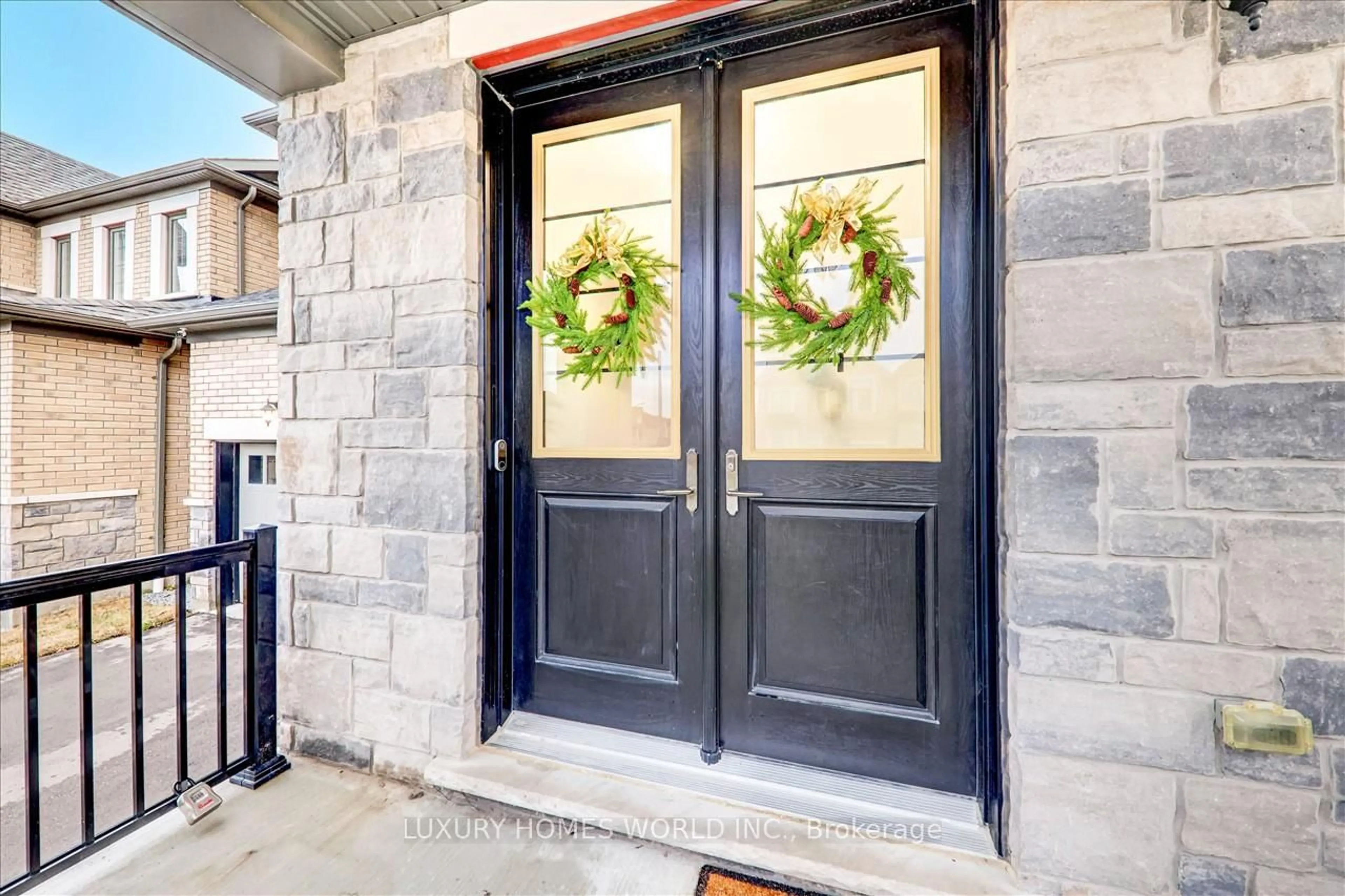 Indoor entryway for 16 Capstan Crt, Whitby Ontario L1P 0K5