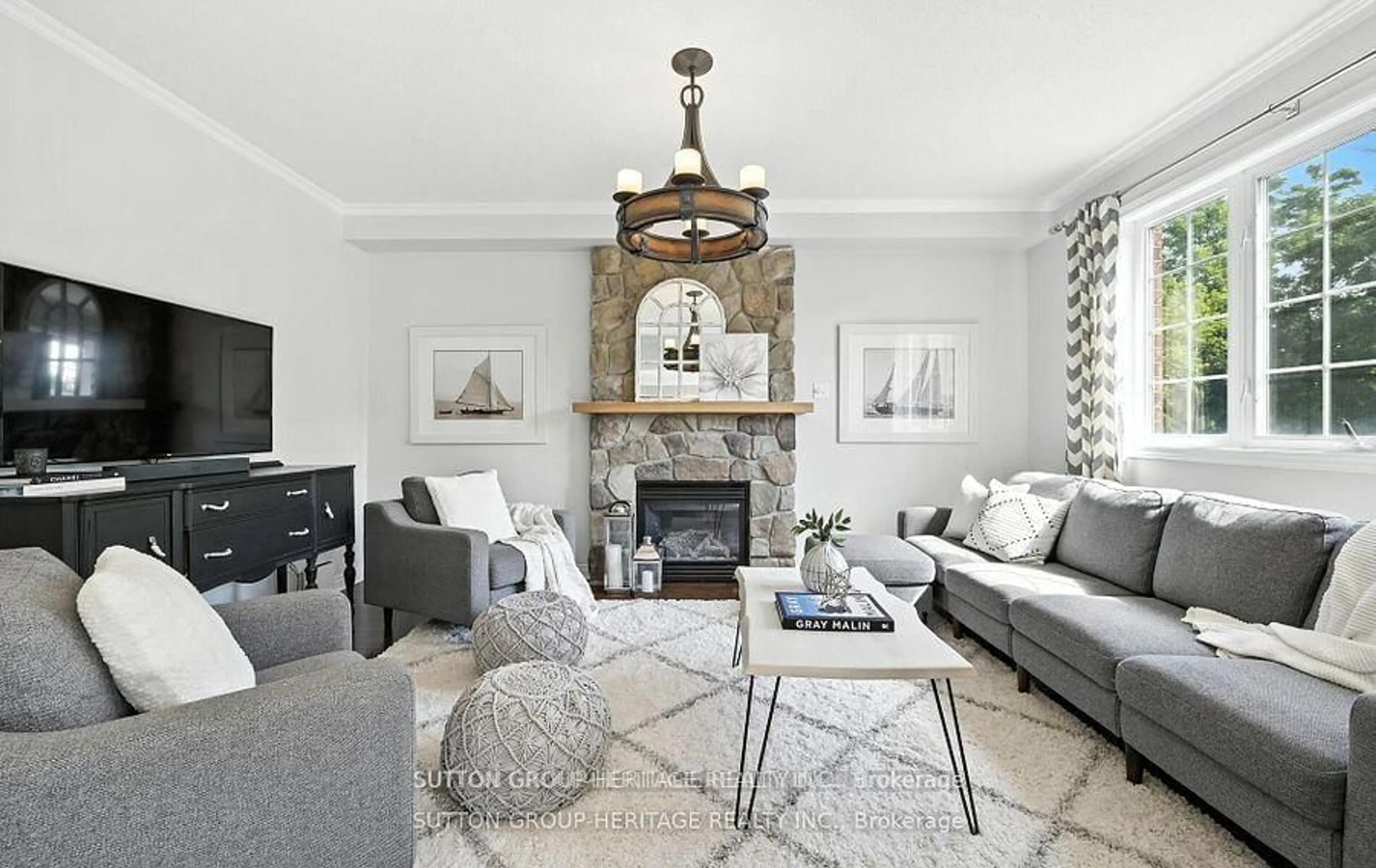 Living room with furniture, unknown for 30 Bradford Crt, Whitby Ontario L1N 0G7
