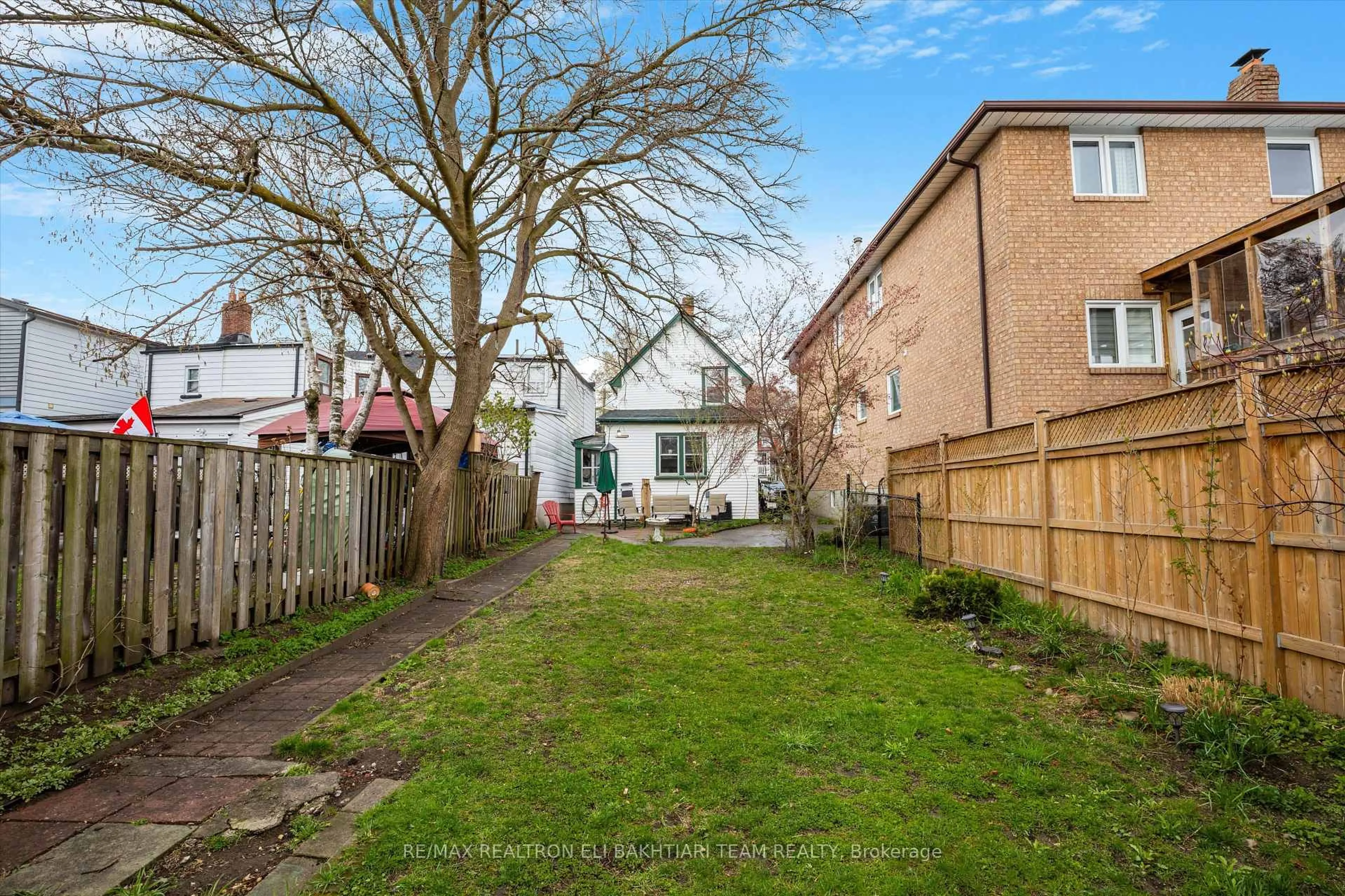A pic from outside/outdoor area/front of a property/back of a property/a pic from drone, street for 43 King Edward Ave, Toronto Ontario M4C 5J5