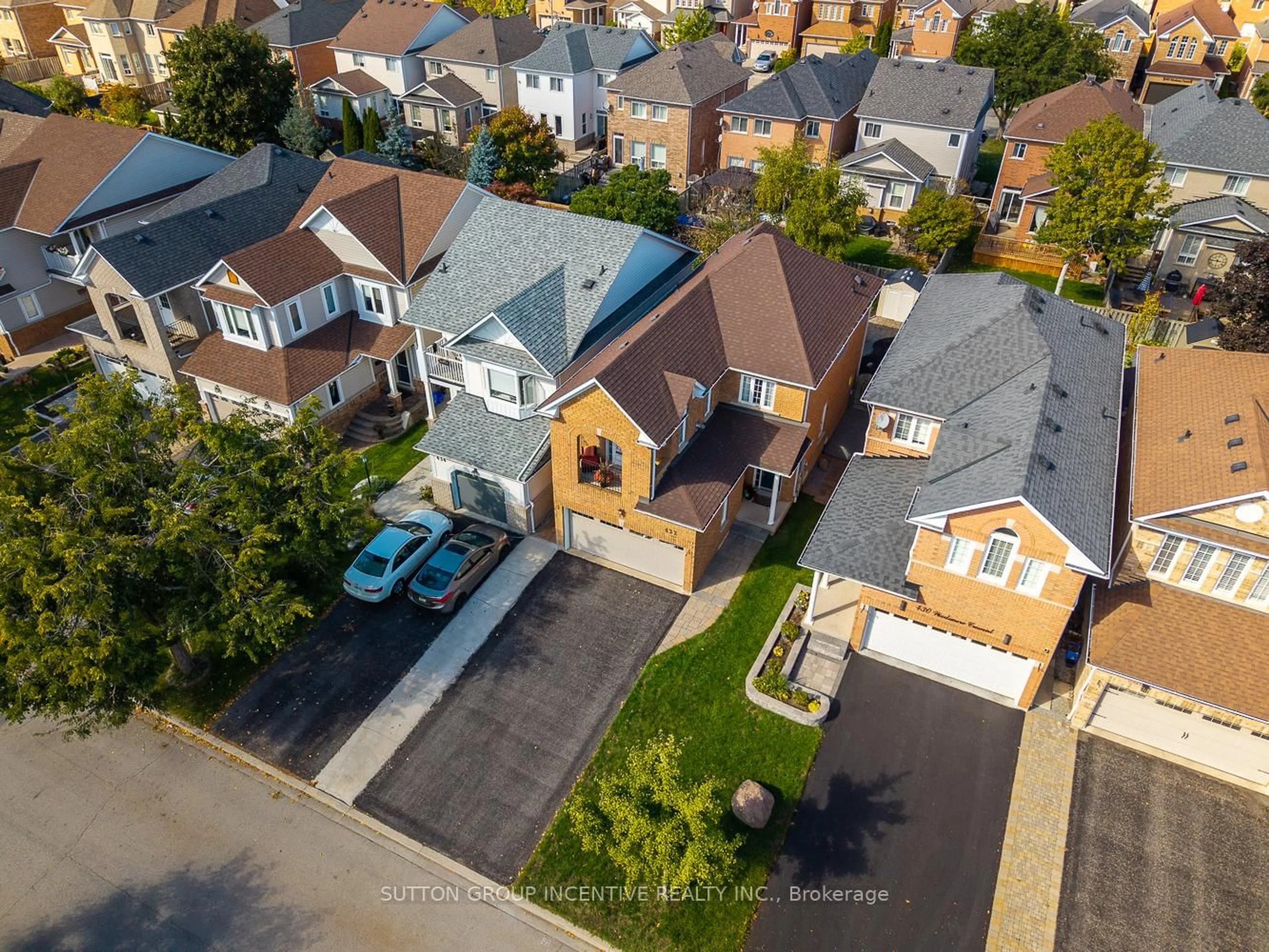 A pic from outside/outdoor area/front of a property/back of a property/a pic from drone, street for 432 Woodsmere Cres, Pickering Ontario L1V 7A4