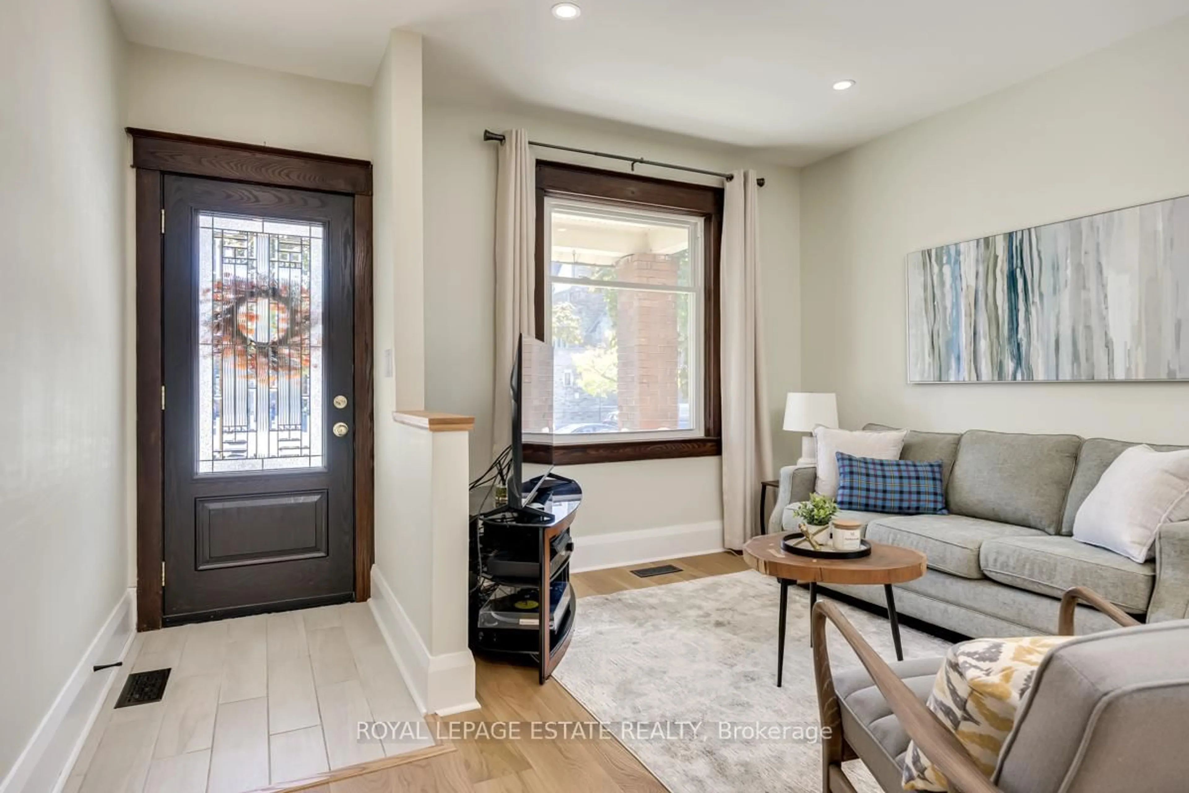 Indoor entryway for 532 Glebeholme Blvd, Toronto Ontario M4C 1V4
