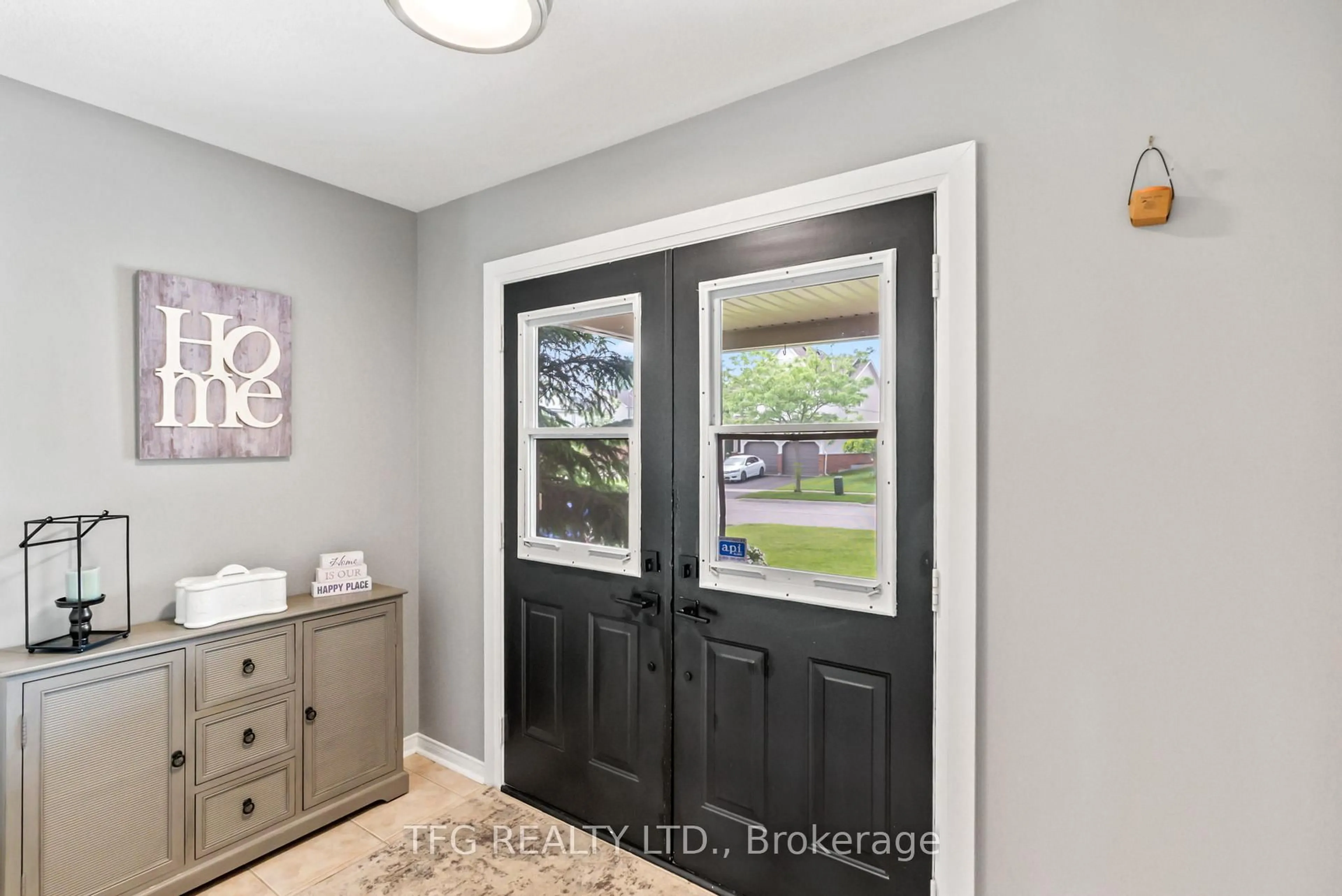 Indoor entryway for 1187 Ashgrove Cres, Oshawa Ontario L1K 3A4