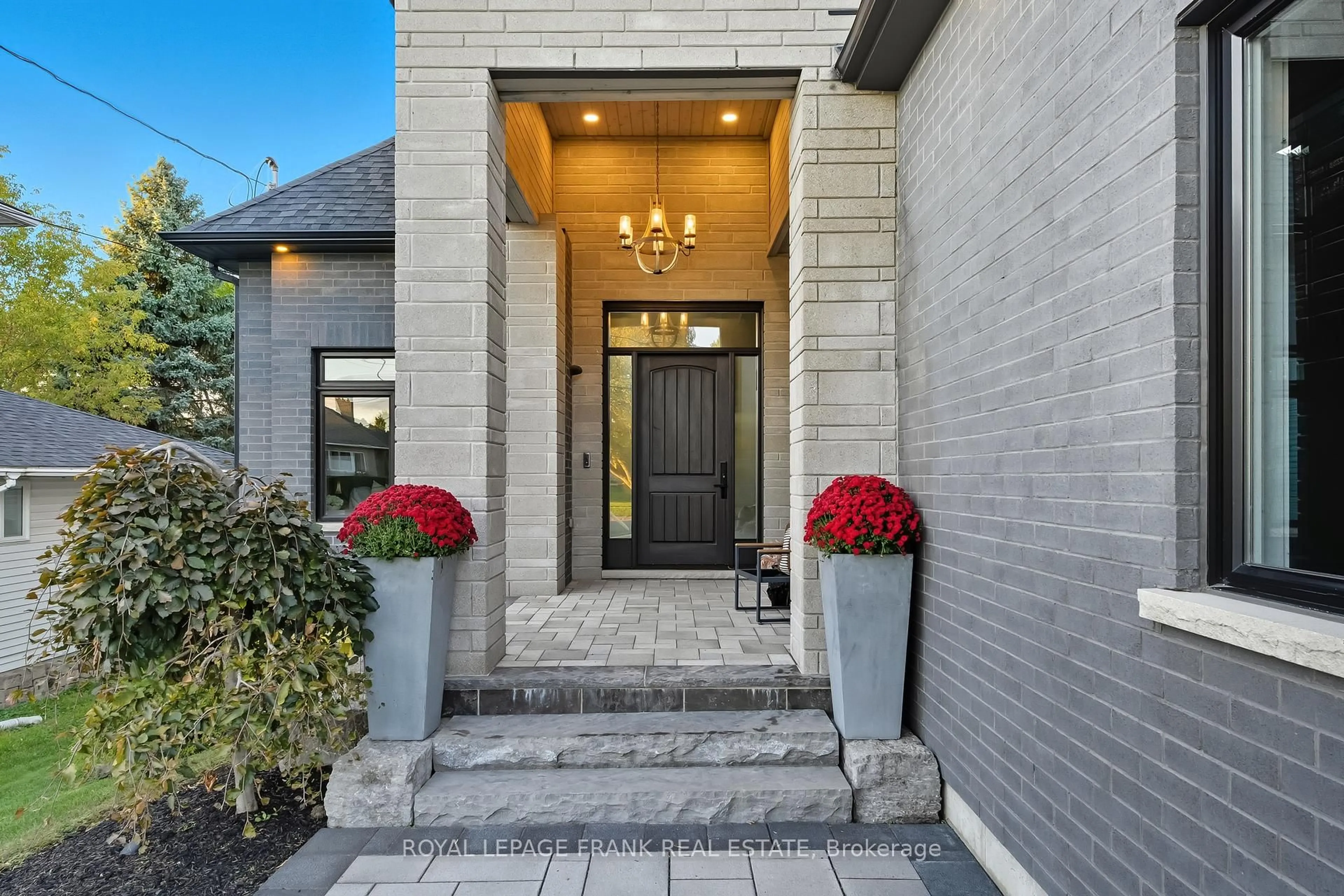 Indoor entryway for 1430 Nash Rd, Clarington Ontario L1E 2K1