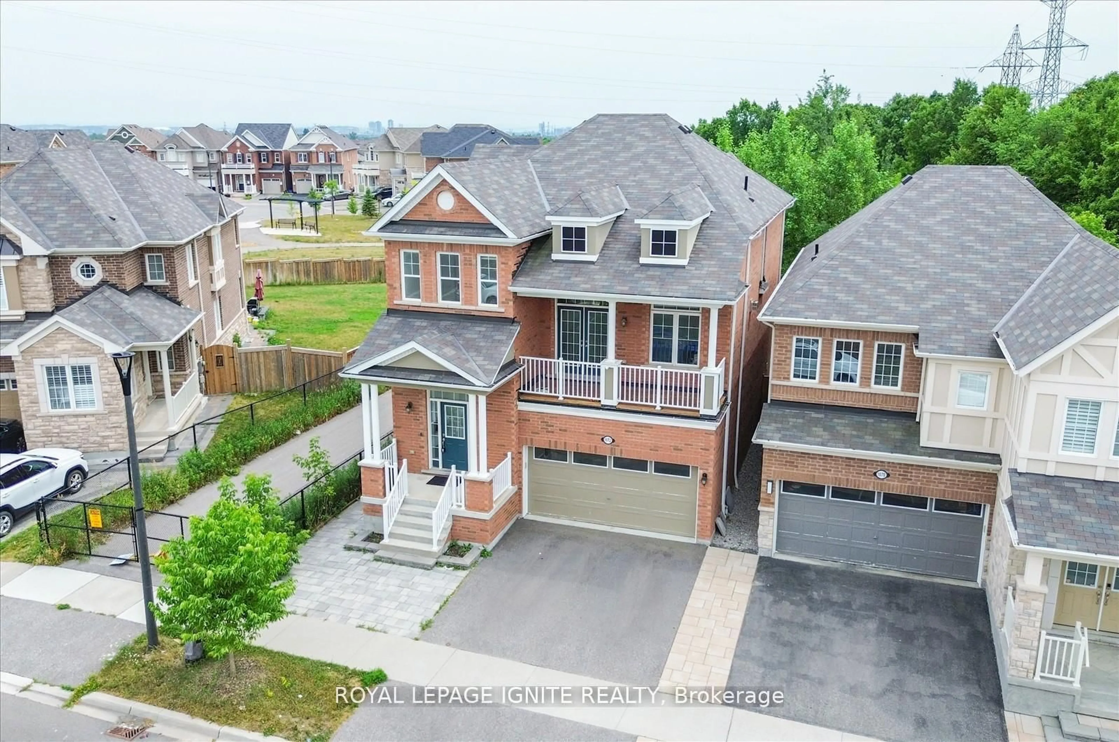 A pic from outside/outdoor area/front of a property/back of a property/a pic from drone, street for 1072 Foxtail Cres, Pickering Ontario L1X 0E7