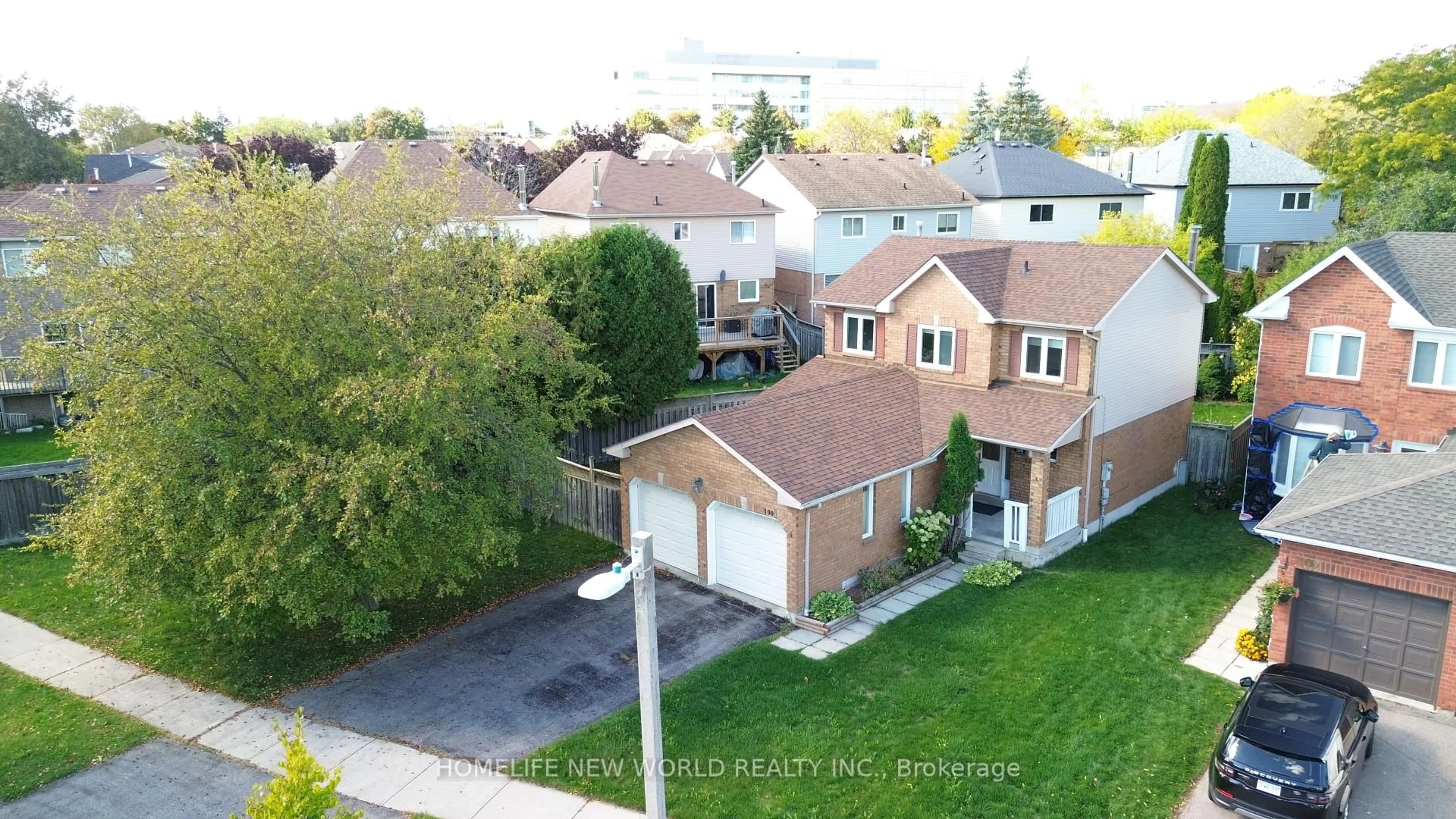 A pic from outside/outdoor area/front of a property/back of a property/a pic from drone, street for 100 Bassett Blvd, Whitby Ontario L1N 8X3