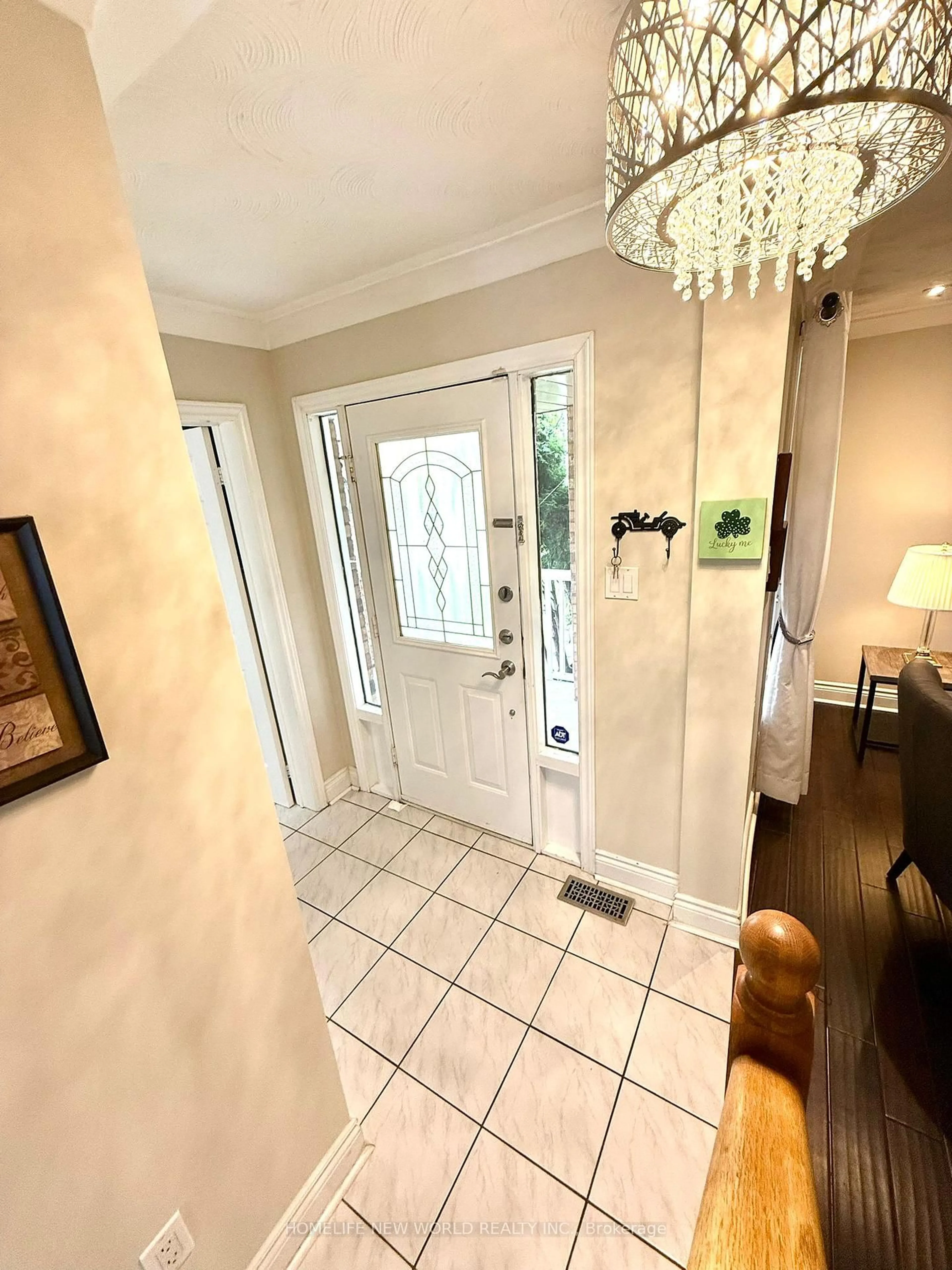 Indoor entryway for 100 Bassett Blvd, Whitby Ontario L1N 8X3
