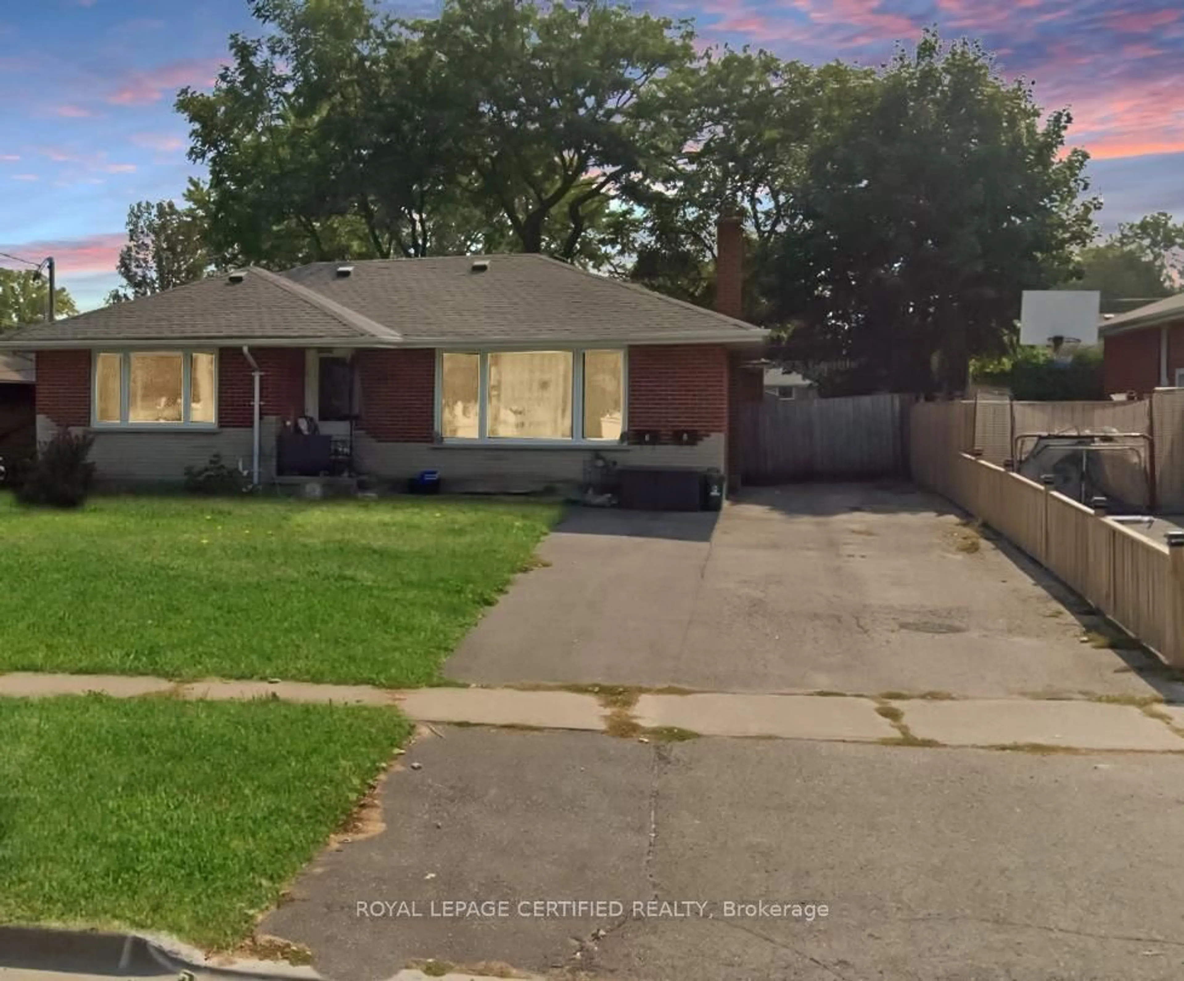 A pic from outside/outdoor area/front of a property/back of a property/a pic from drone, street for 789 Regent Dr, Oshawa Ontario L1G 1H8