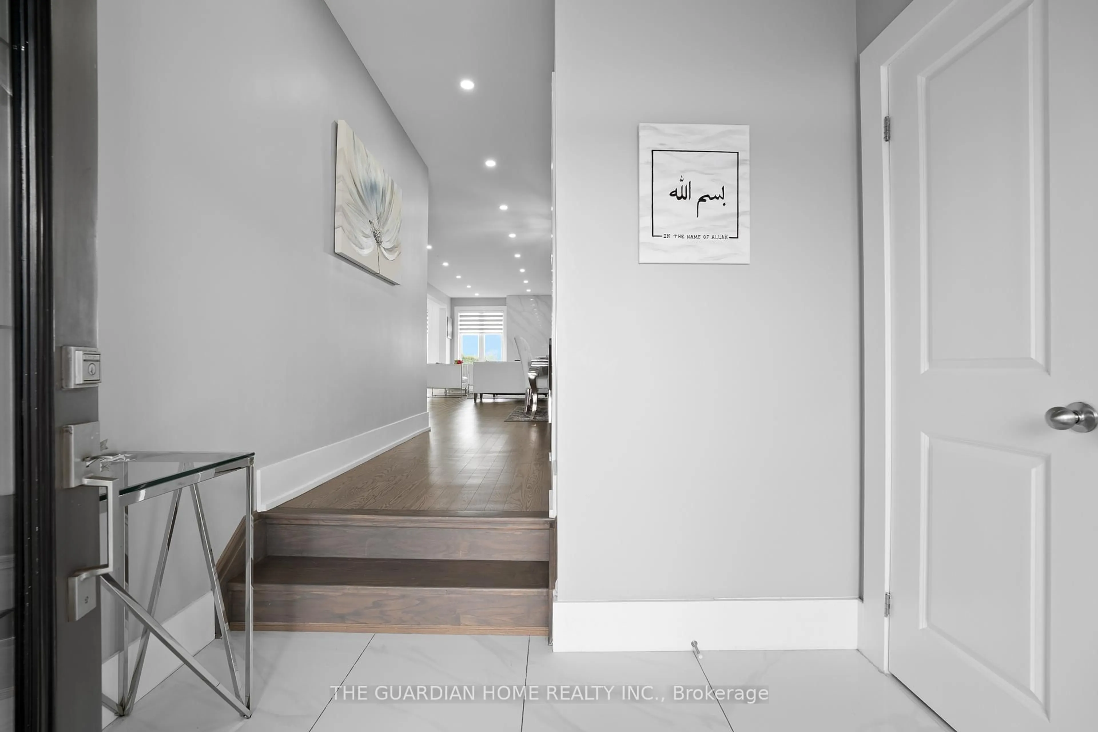 Indoor foyer for 167 Yacht Dr, Clarington Ontario L1C 1Z8