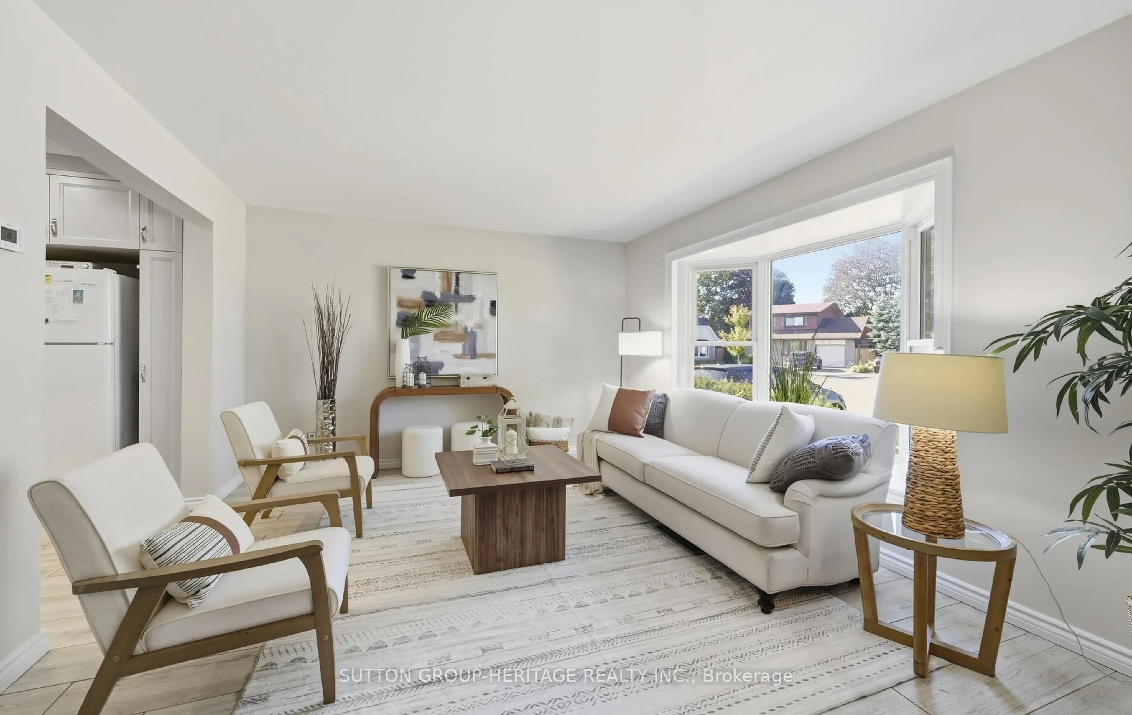 Living room with furniture, unknown for 29 Glenmount Crt, Whitby Ontario L1N 5M7