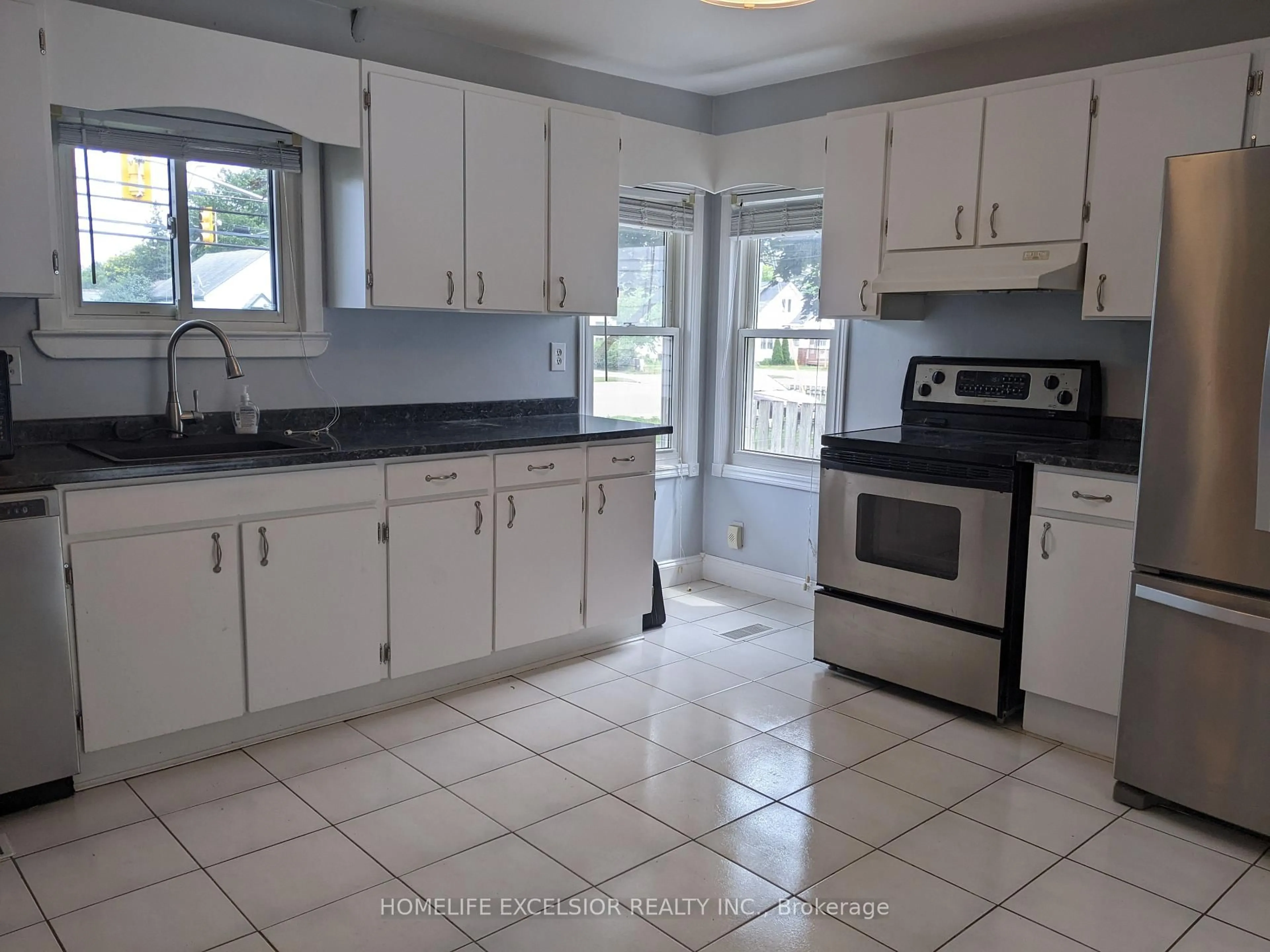 Standard kitchen, ceramic/tile floor for 1478 Simcoe St, Oshawa Ontario L1G 4X7