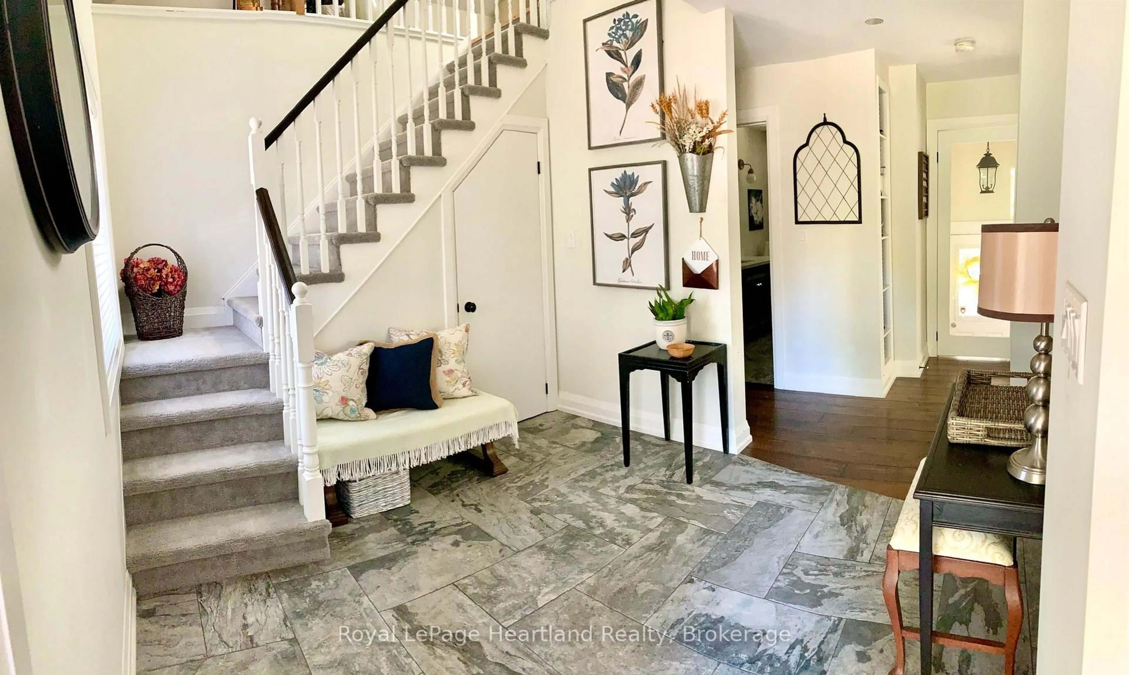 Indoor entryway for 15 SCARBOROUGH HEIGHTS Blvd, Toronto Ontario M1M 2V3