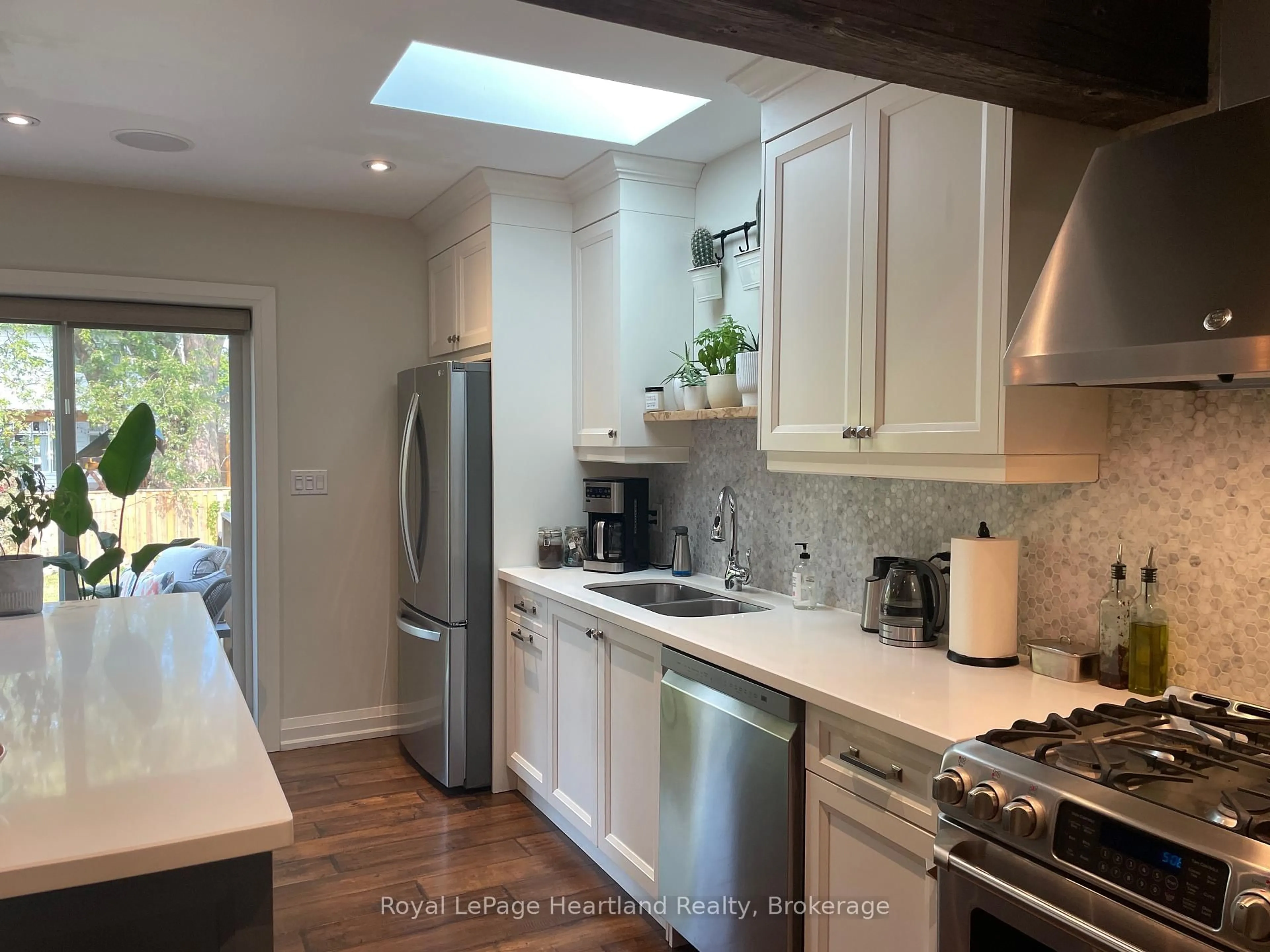 Contemporary kitchen, ceramic/tile floor for 15 SCARBOROUGH HEIGHTS Blvd, Toronto Ontario M1M 2V3