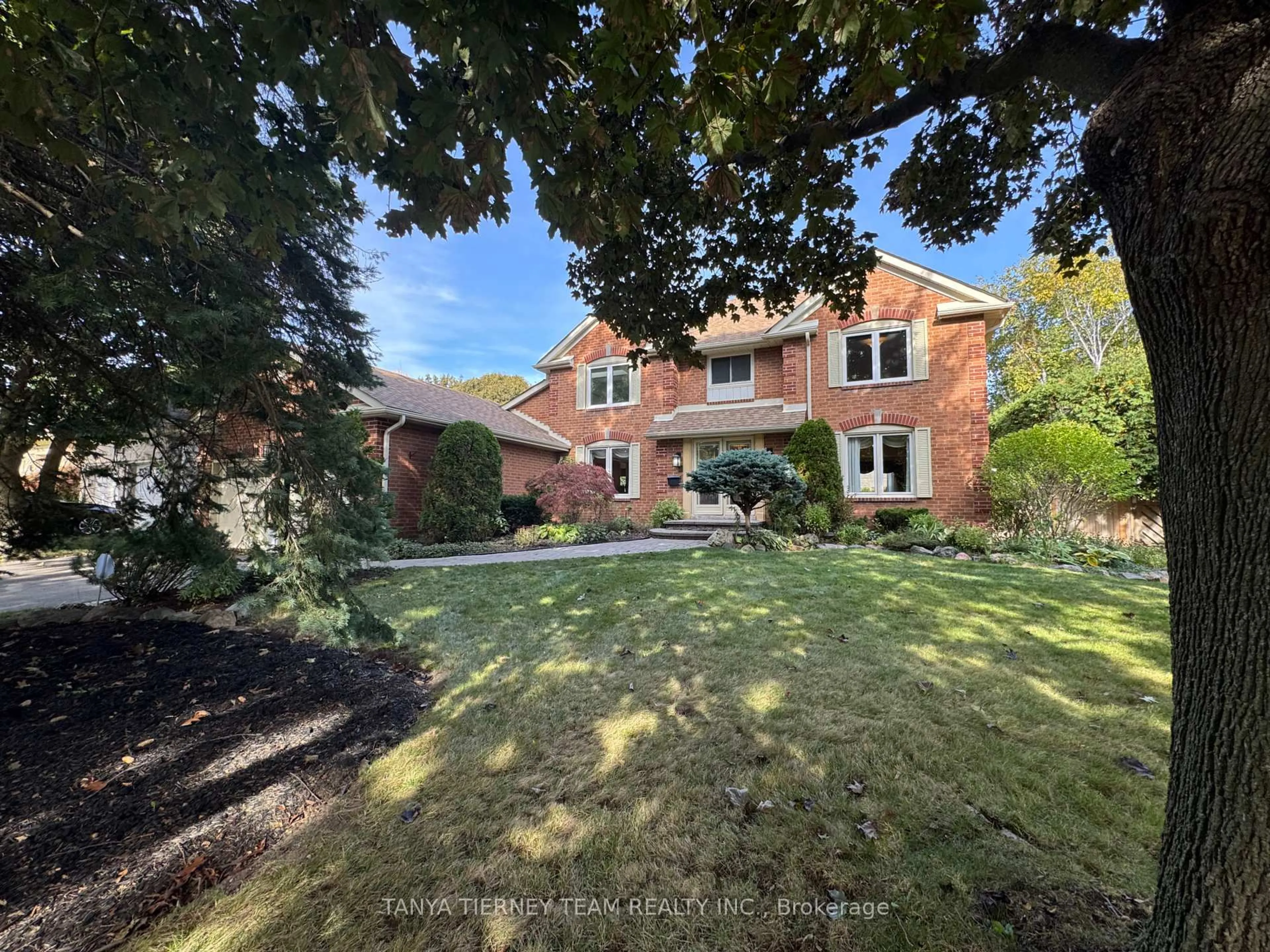A pic from outside/outdoor area/front of a property/back of a property/a pic from drone, street for 6 Lyndhurst Cres, Whitby Ontario L1R 1E4