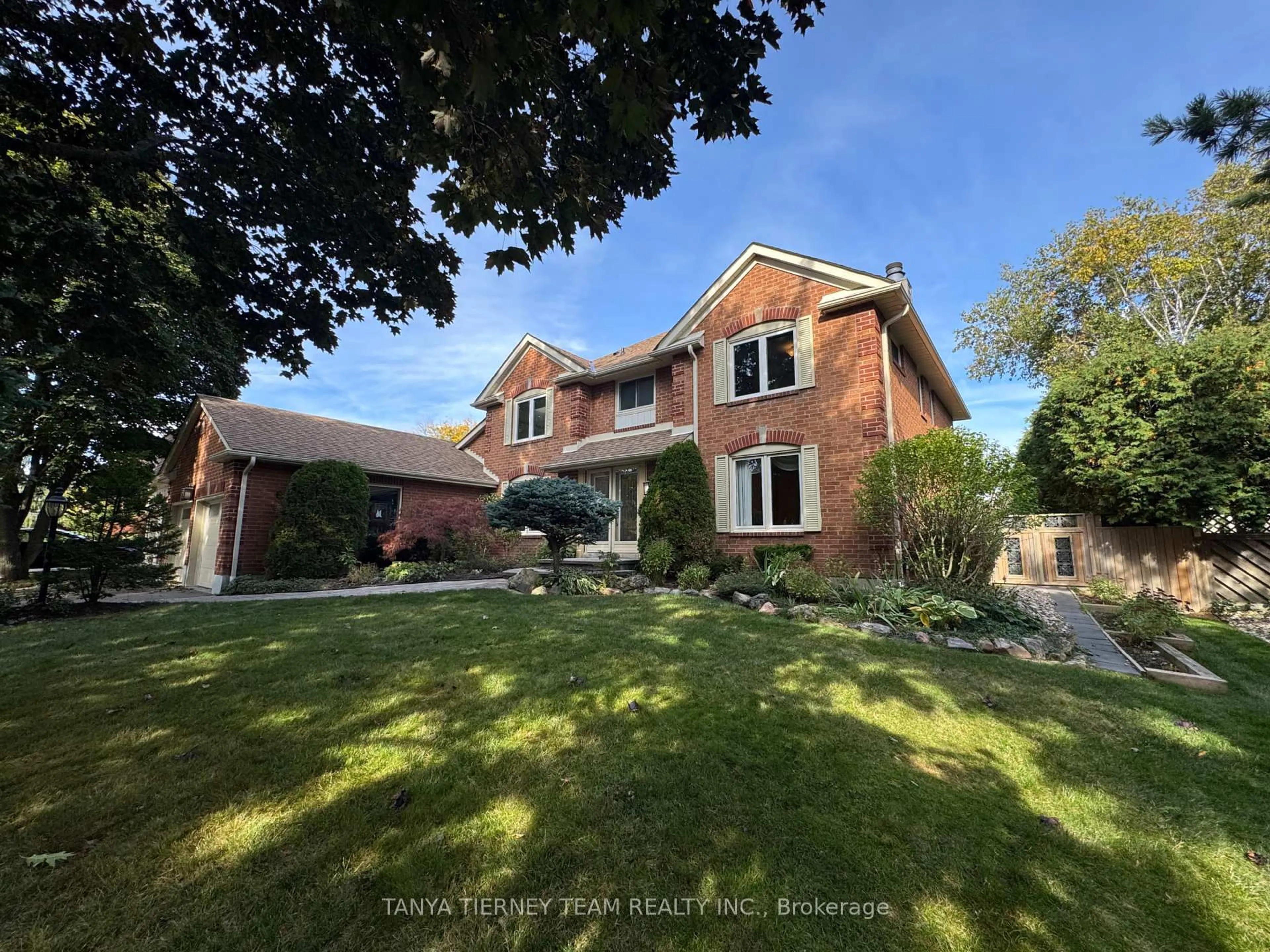 A pic from outside/outdoor area/front of a property/back of a property/a pic from drone, street for 6 Lyndhurst Cres, Whitby Ontario L1R 1E4