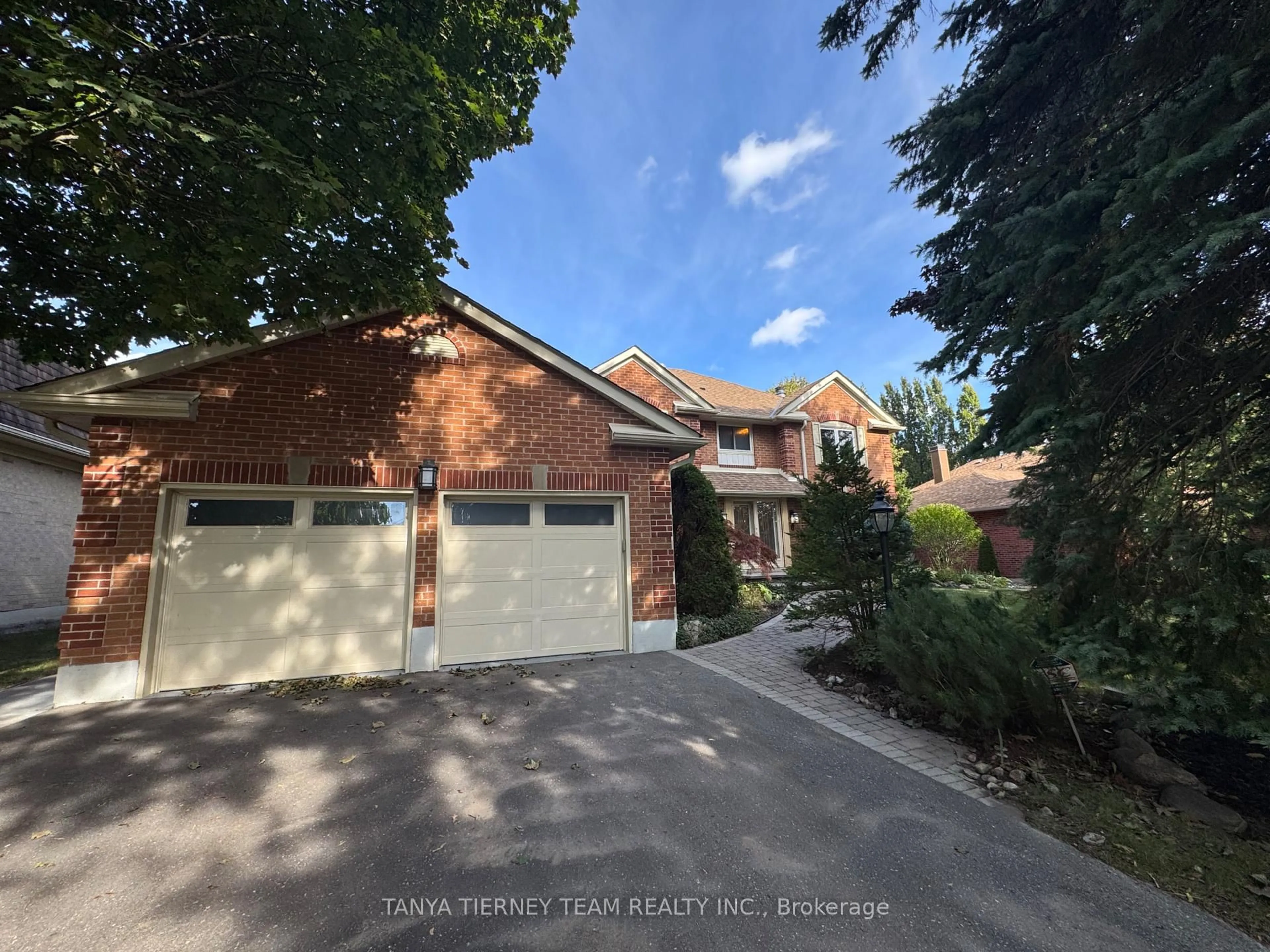 A pic from outside/outdoor area/front of a property/back of a property/a pic from drone, street for 6 Lyndhurst Cres, Whitby Ontario L1R 1E4
