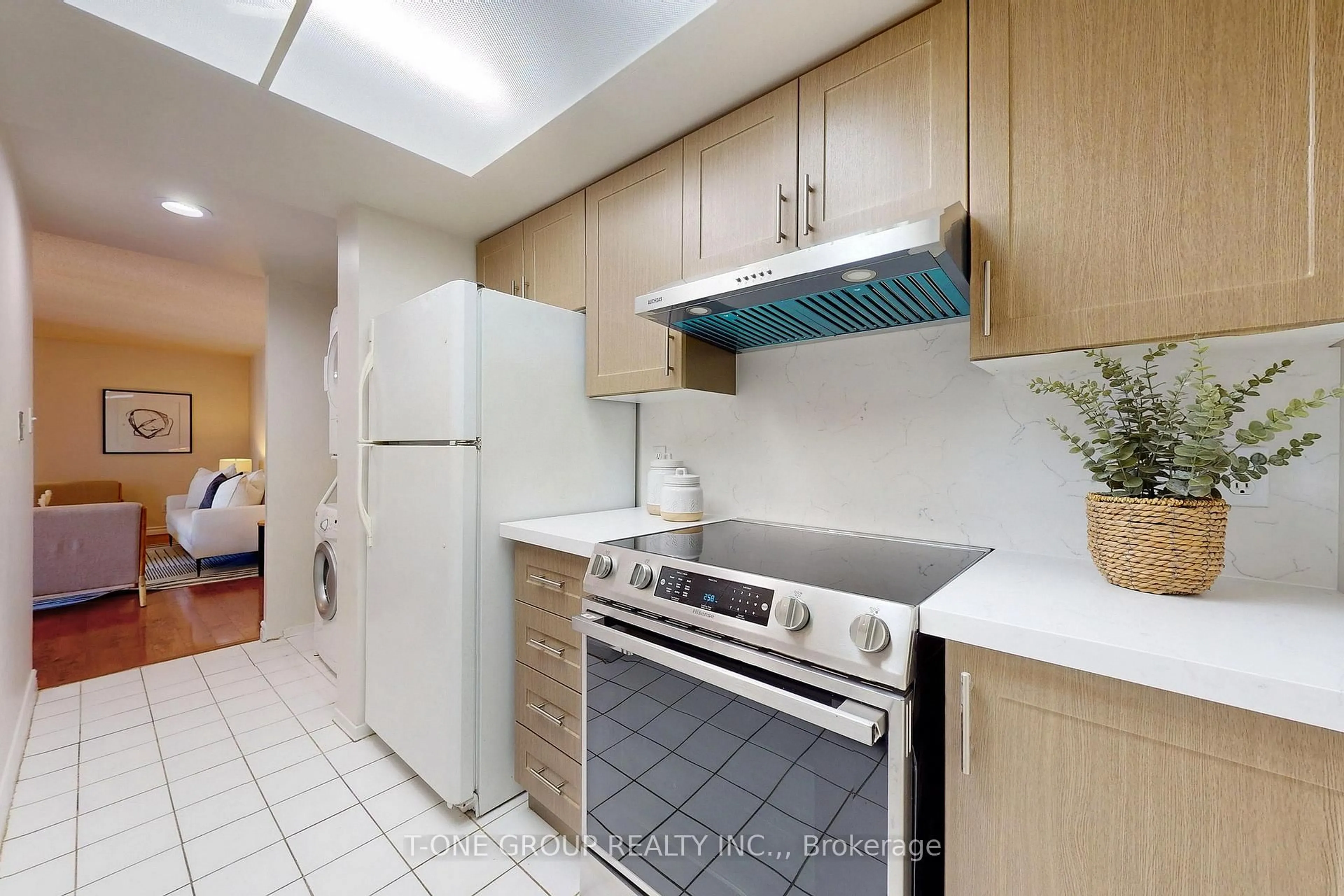 Standard kitchen, ceramic/tile floor for 2550 Lawrence Ave #808, Toronto Ontario M1P 2E7