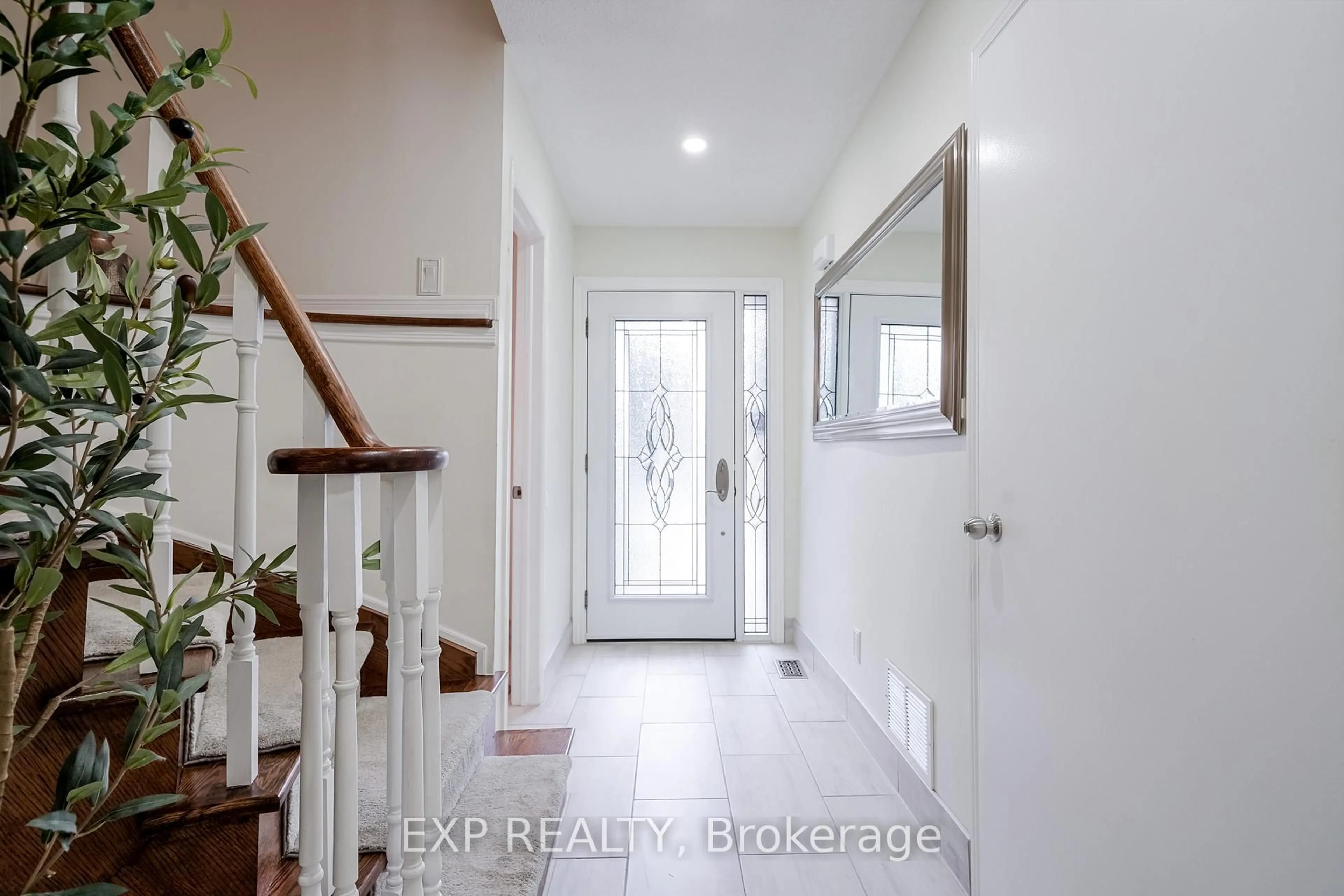 Indoor entryway for 139 Adele Cres, Oshawa Ontario L1J 7X7