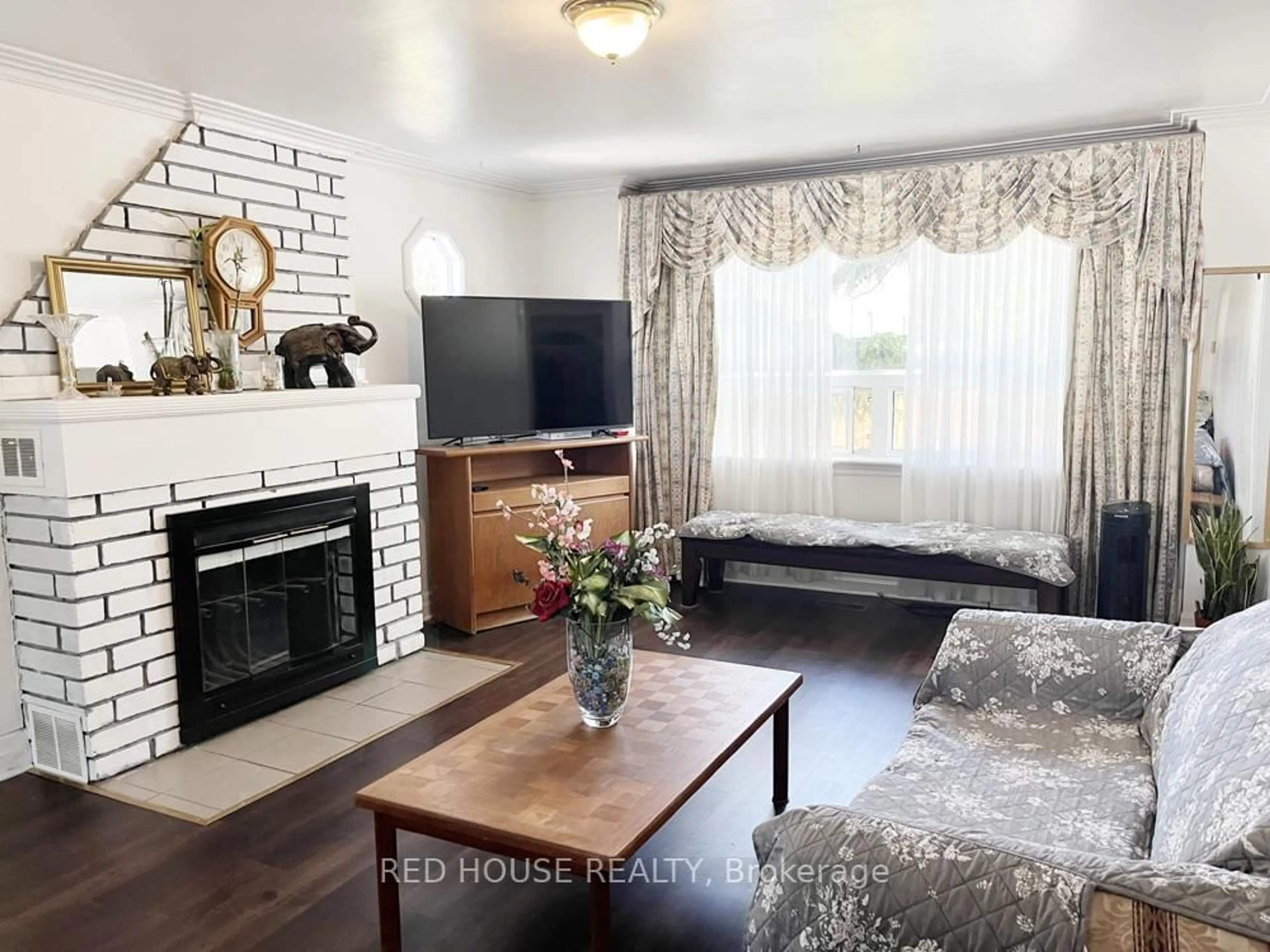 Living room with furniture, unknown for 40 North Woodrow Blvd, Toronto Ontario M1K 1W3