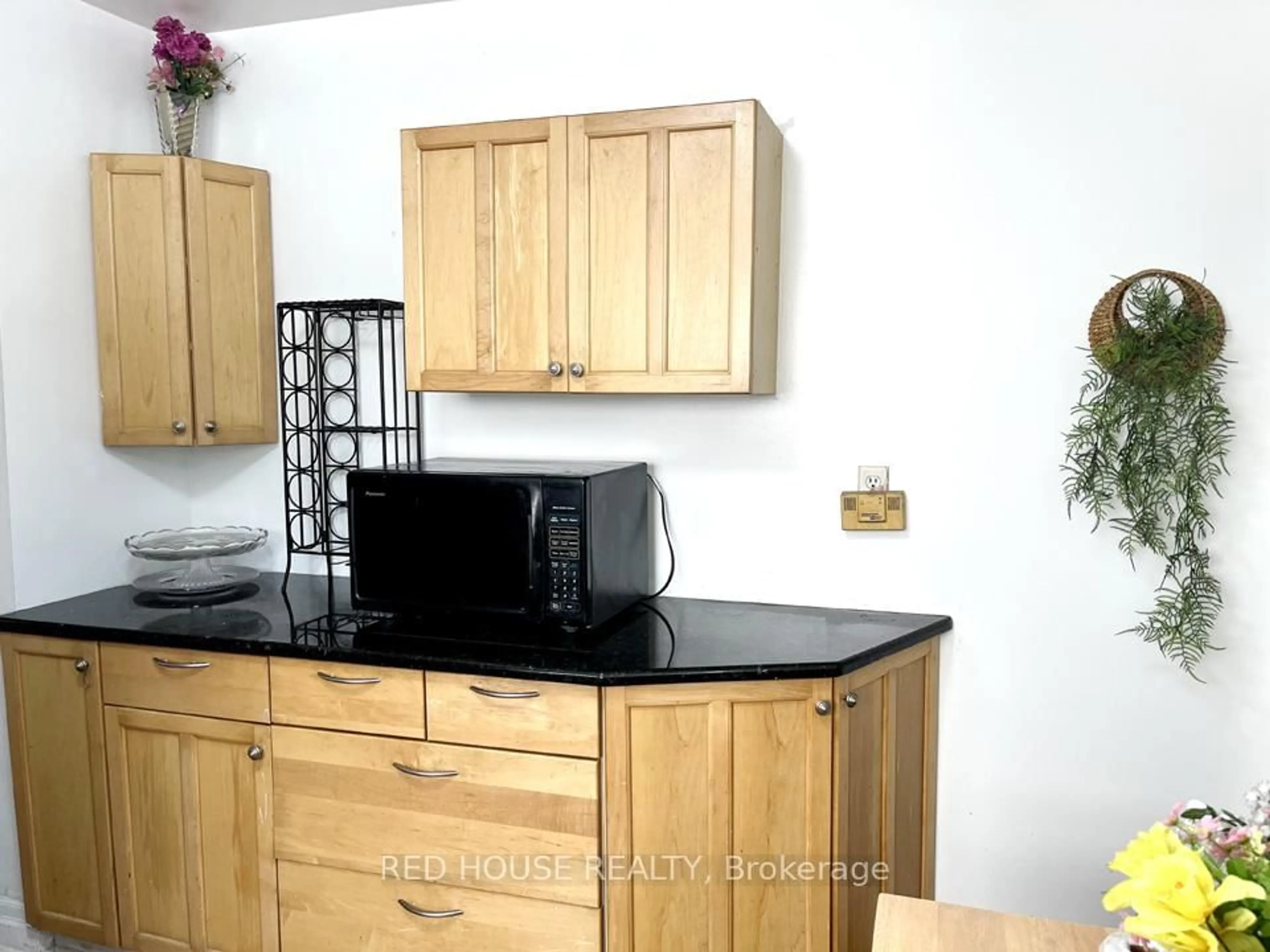 Standard kitchen, wood/laminate floor for 40 North Woodrow Blvd, Toronto Ontario M1K 1W3