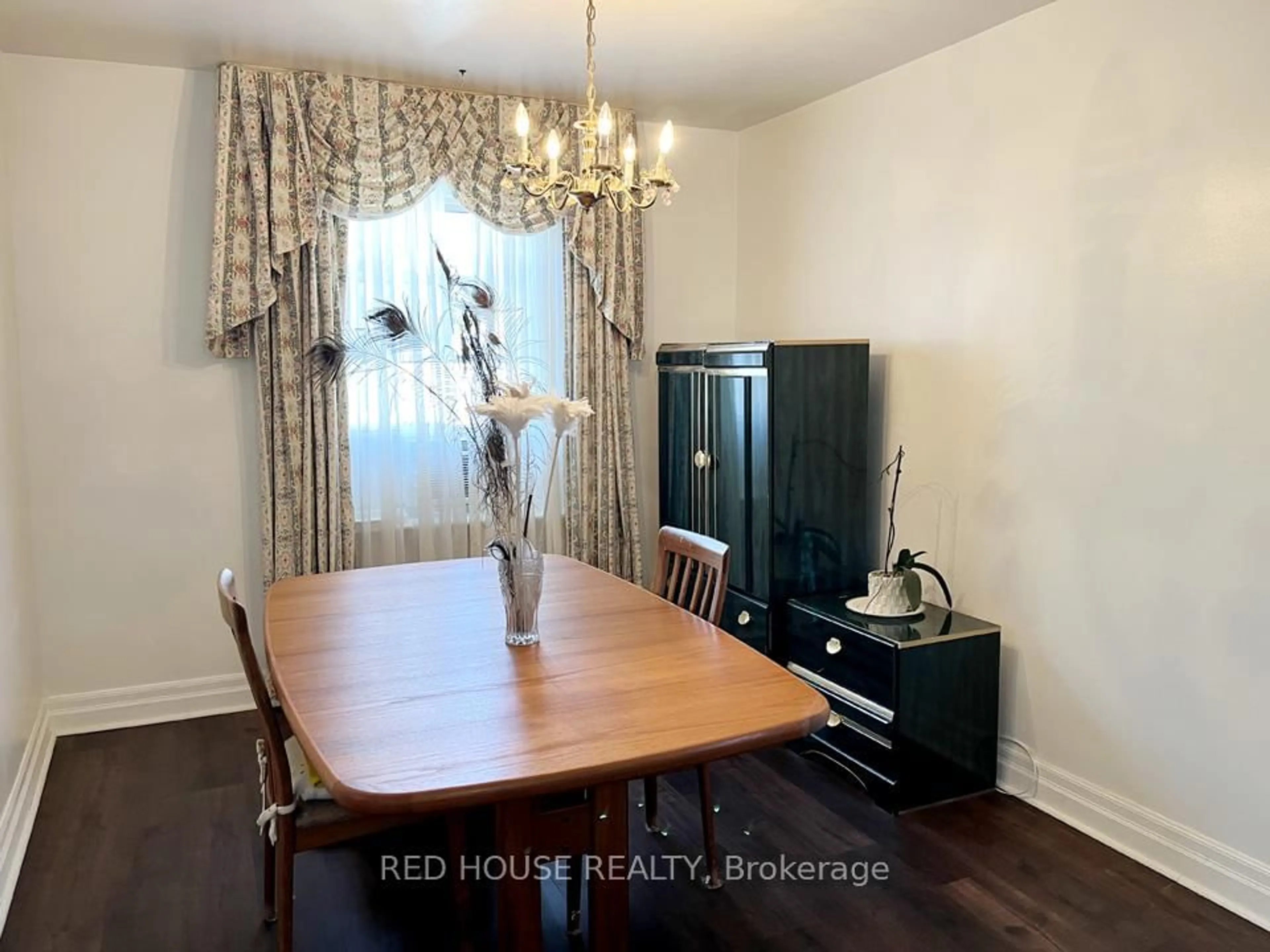 Dining room, wood/laminate floor for 40 North Woodrow Blvd, Toronto Ontario M1K 1W3