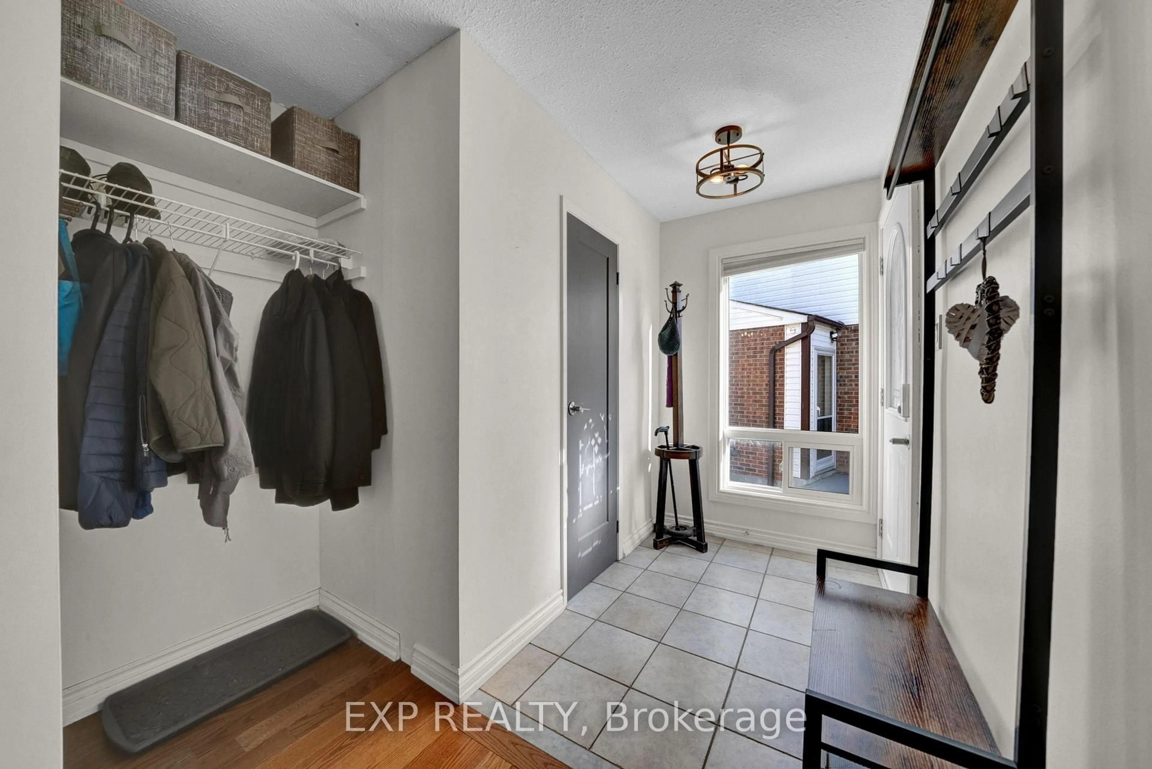 Indoor entryway for 41 Teresa Dr, Whitby Ontario L1N 6H9