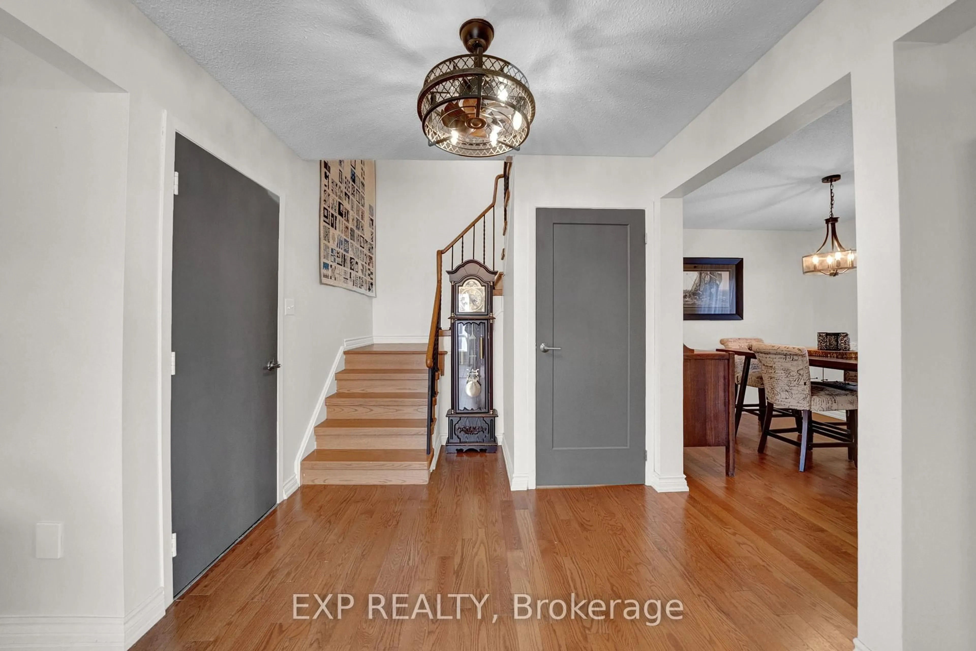 Indoor entryway for 41 Teresa Dr, Whitby Ontario L1N 6H9