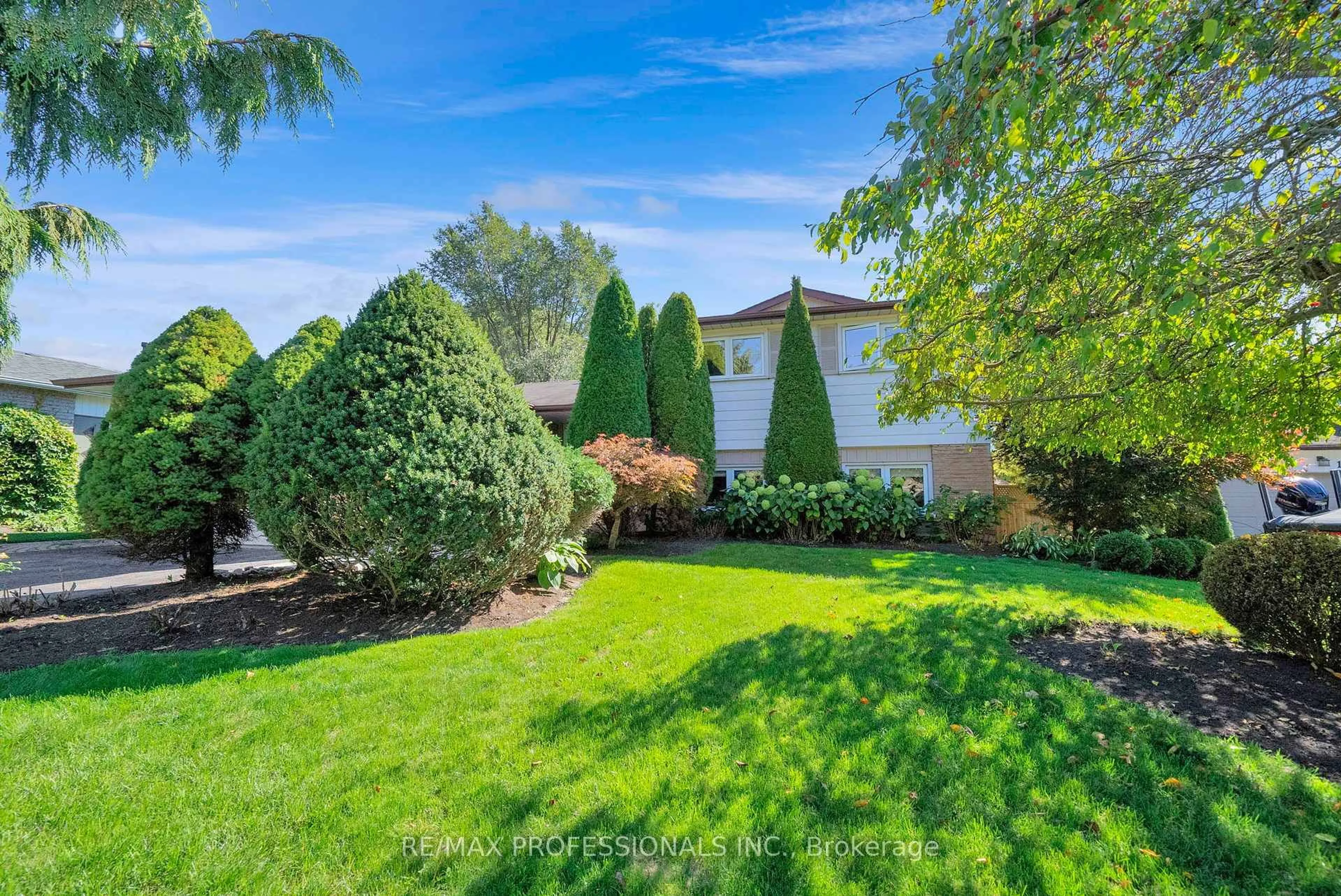 A pic from outside/outdoor area/front of a property/back of a property/a pic from drone, unknown for 23 Sunicrest Blvd, Clarington Ontario L1C 2G6