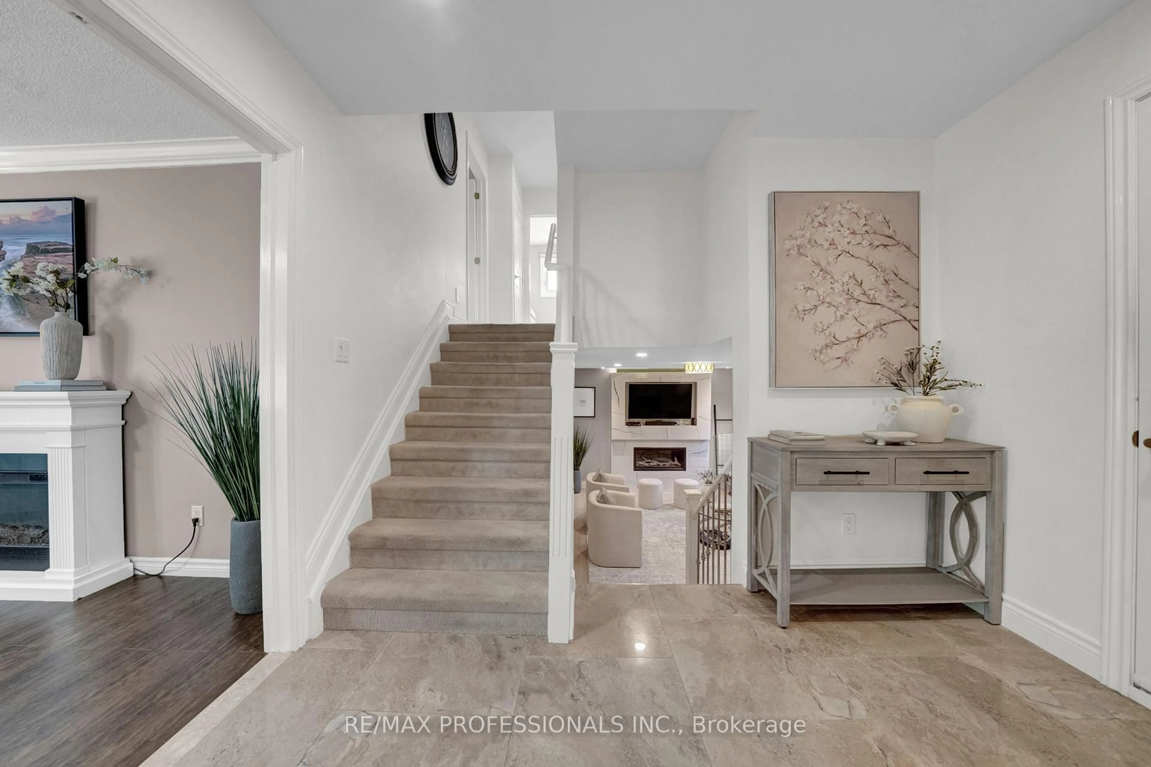 Indoor entryway for 23 Sunicrest Blvd, Clarington Ontario L1C 2G6