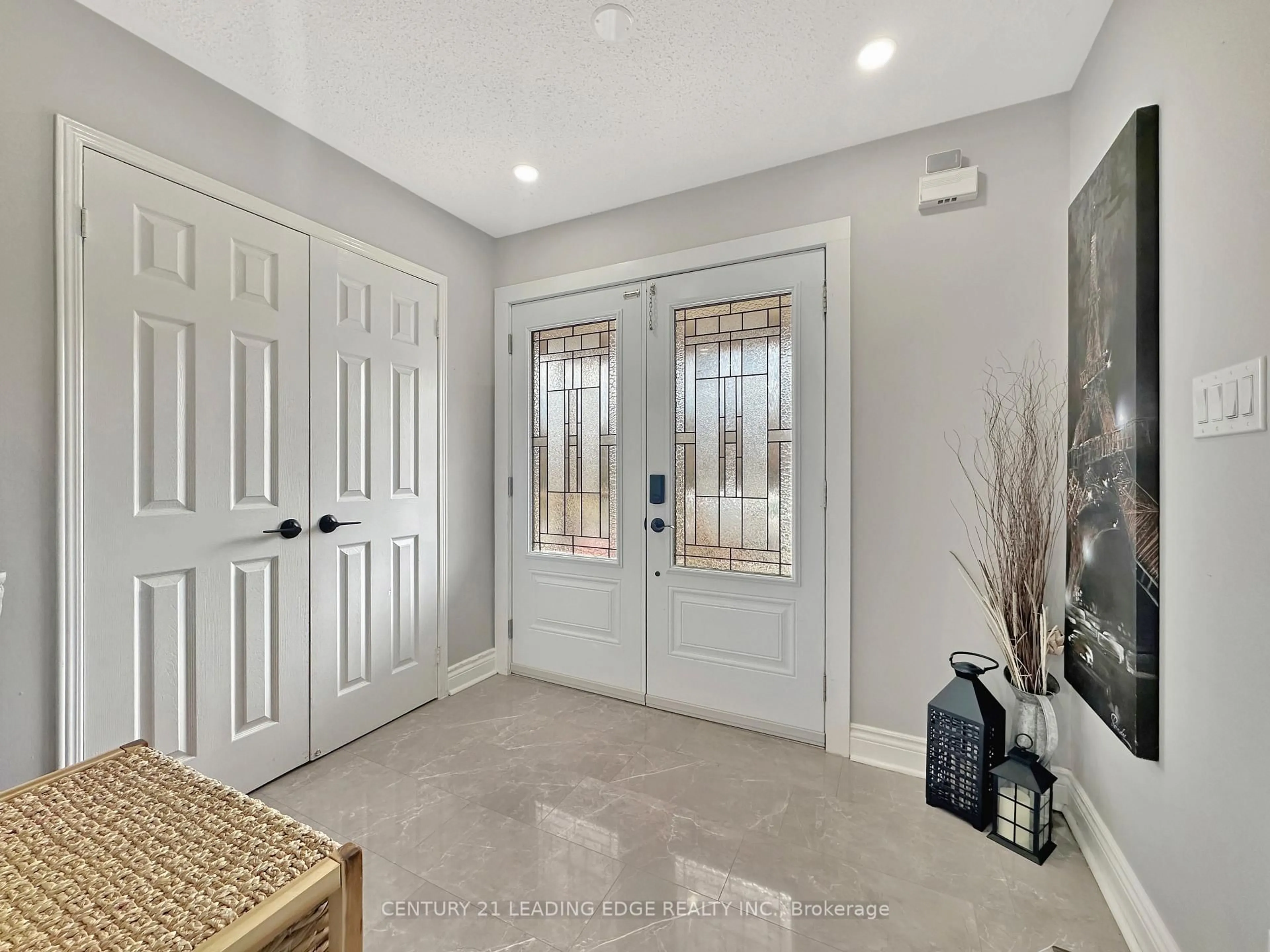 Indoor entryway for 91 Perryview Dr, Scugog Ontario L9L 1T6