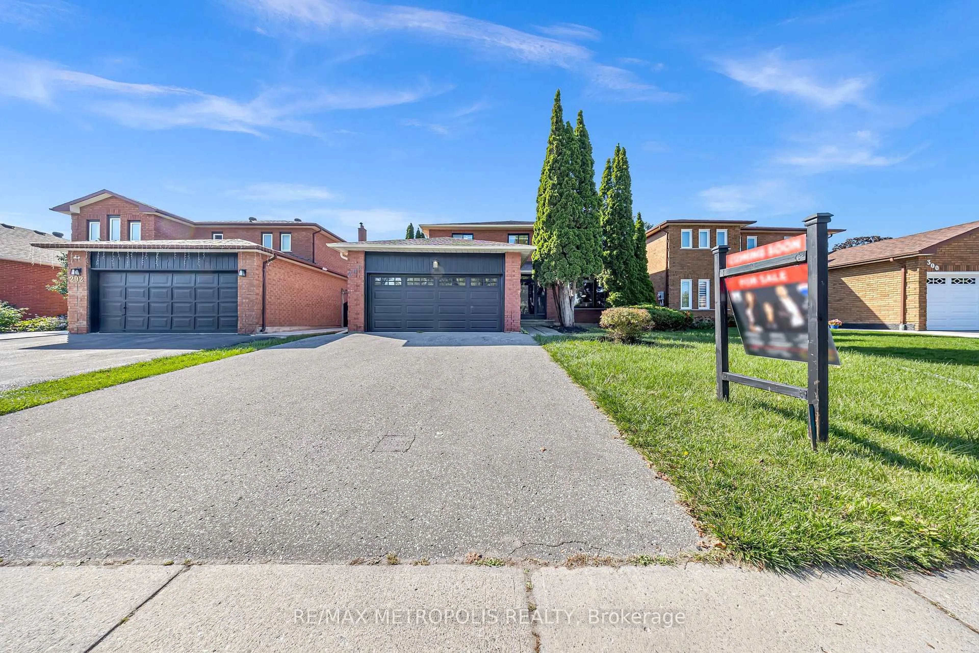 A pic from outside/outdoor area/front of a property/back of a property/a pic from drone, street for 296 Thornton Rd, Oshawa Ontario L1J 6T7