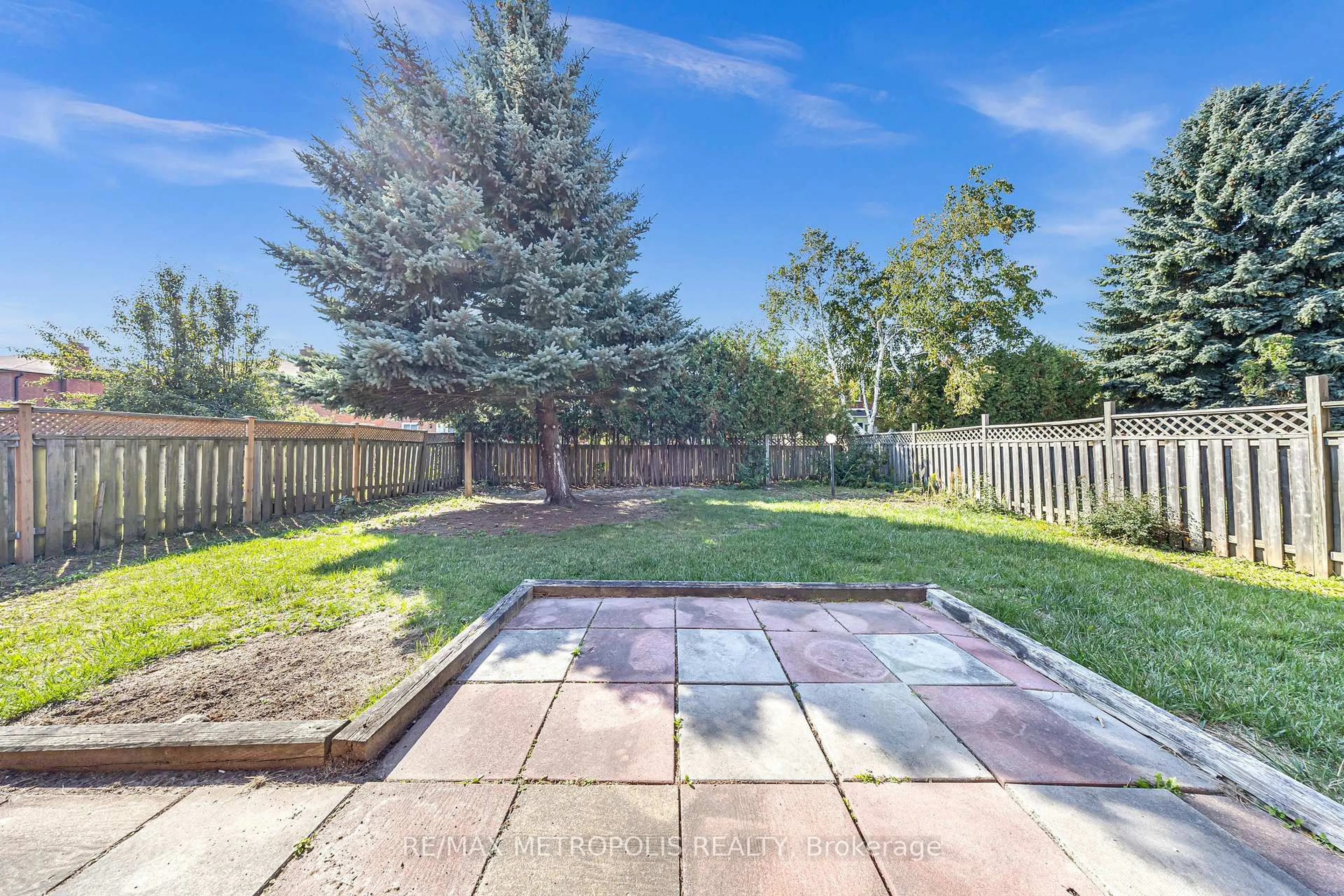 Patio, street for 296 Thornton Rd, Oshawa Ontario L1J 6T7