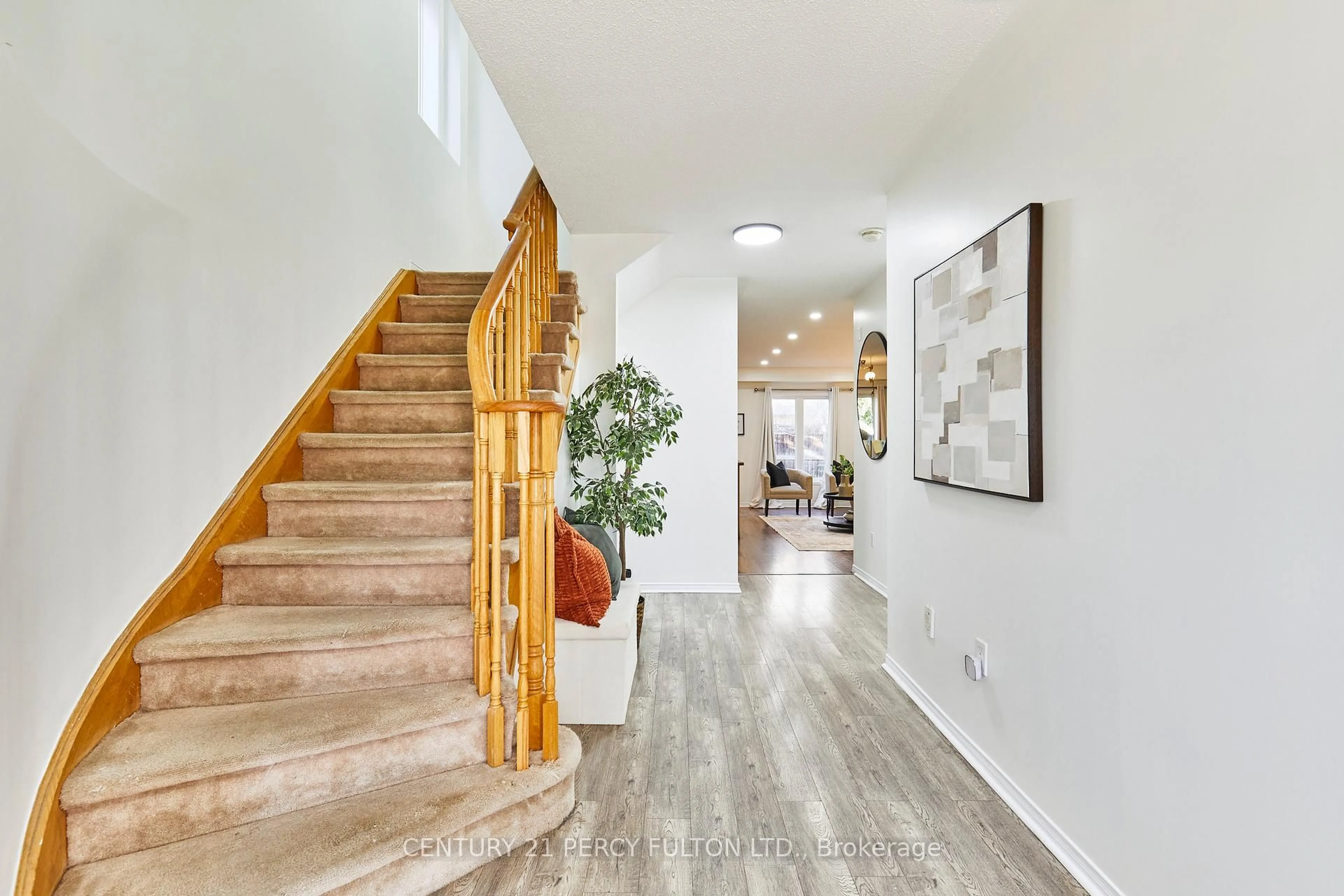 Indoor entryway for 48 Bettina Pl, Whitby Ontario L1R 0E9