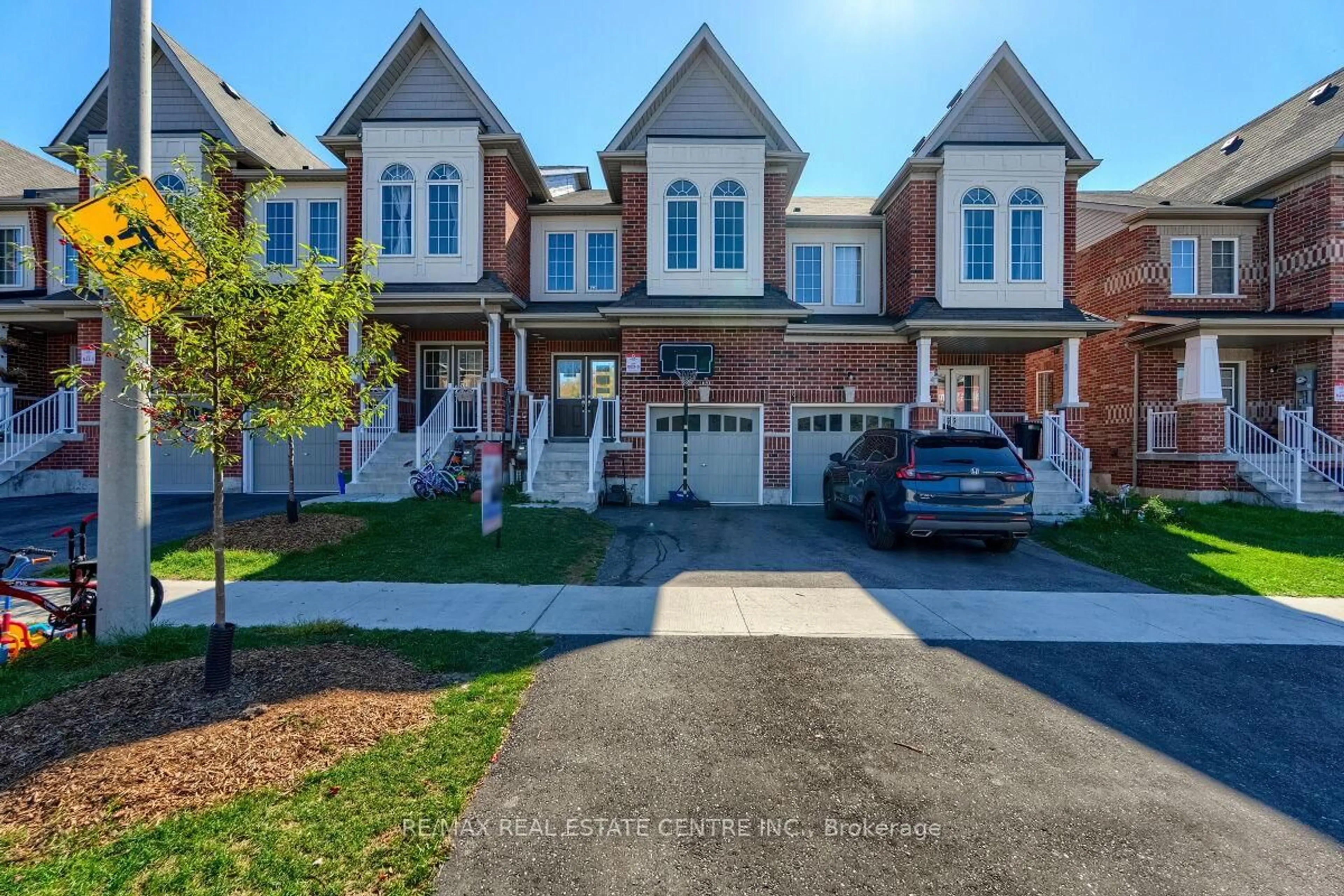 A pic from outside/outdoor area/front of a property/back of a property/a pic from drone, street for 1193 Kettering Dr, Oshawa Ontario L1K 1A6