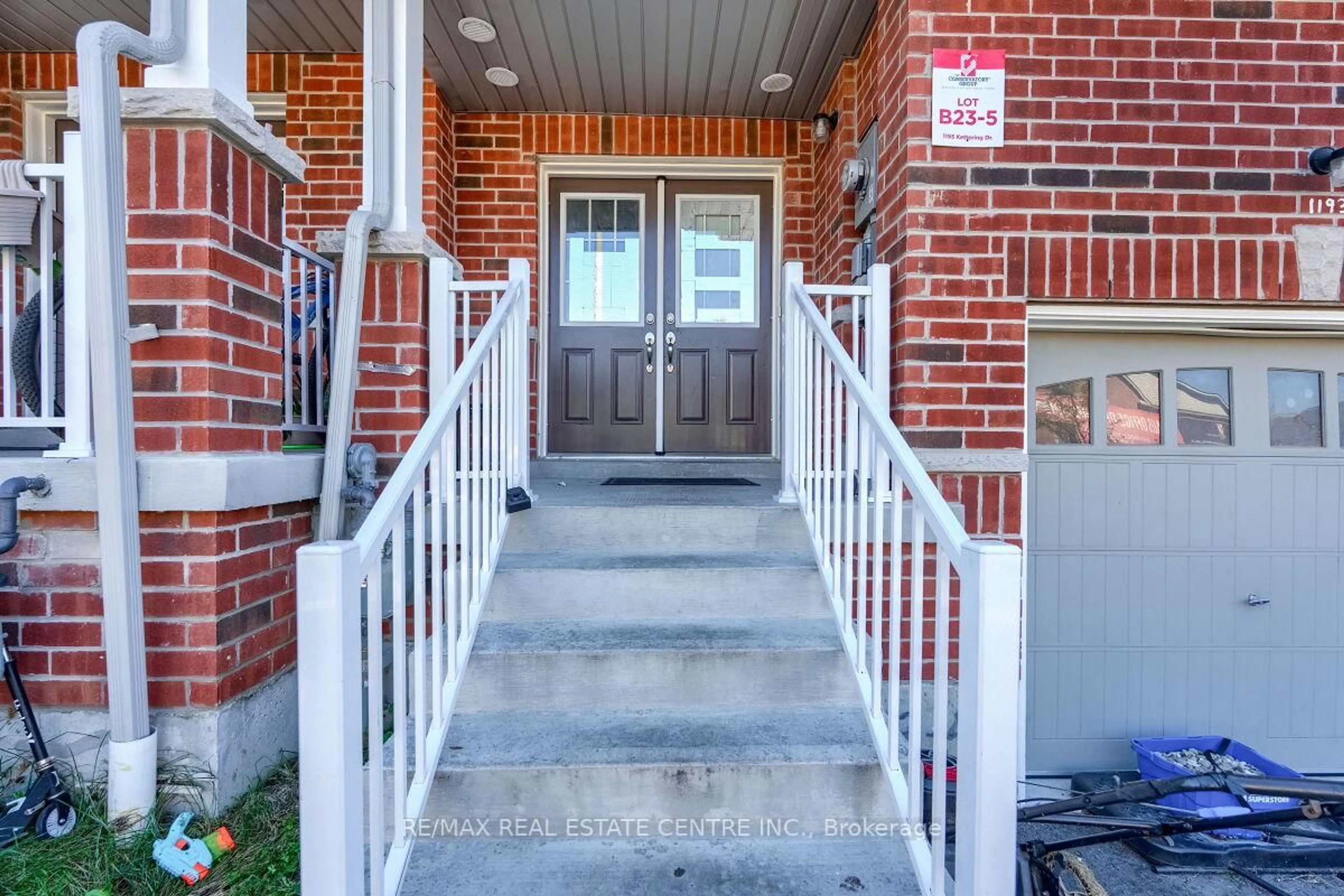 Indoor entryway for 1193 Kettering Dr, Oshawa Ontario L1K 1A6