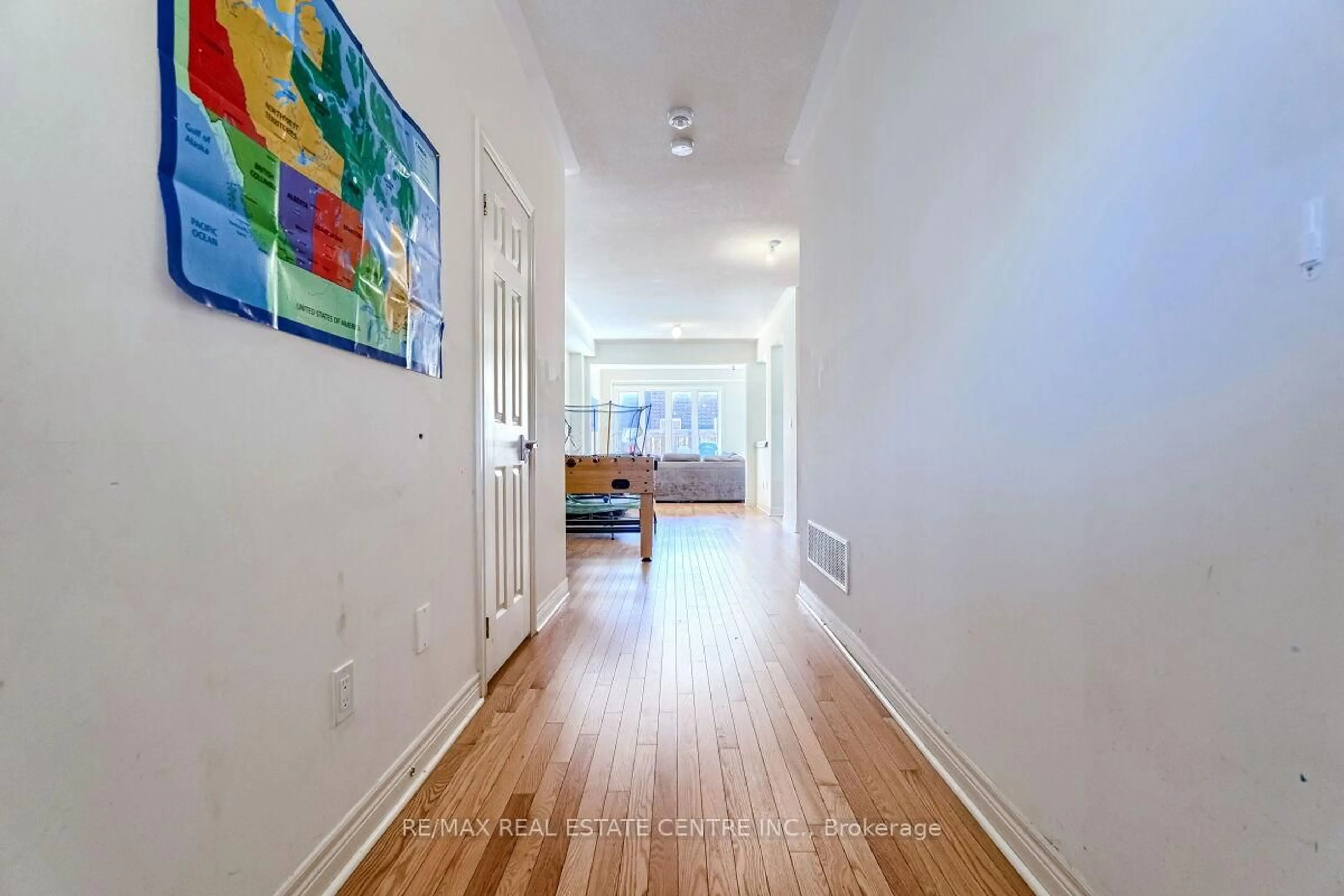 Indoor entryway for 1193 Kettering Dr, Oshawa Ontario L1K 1A6