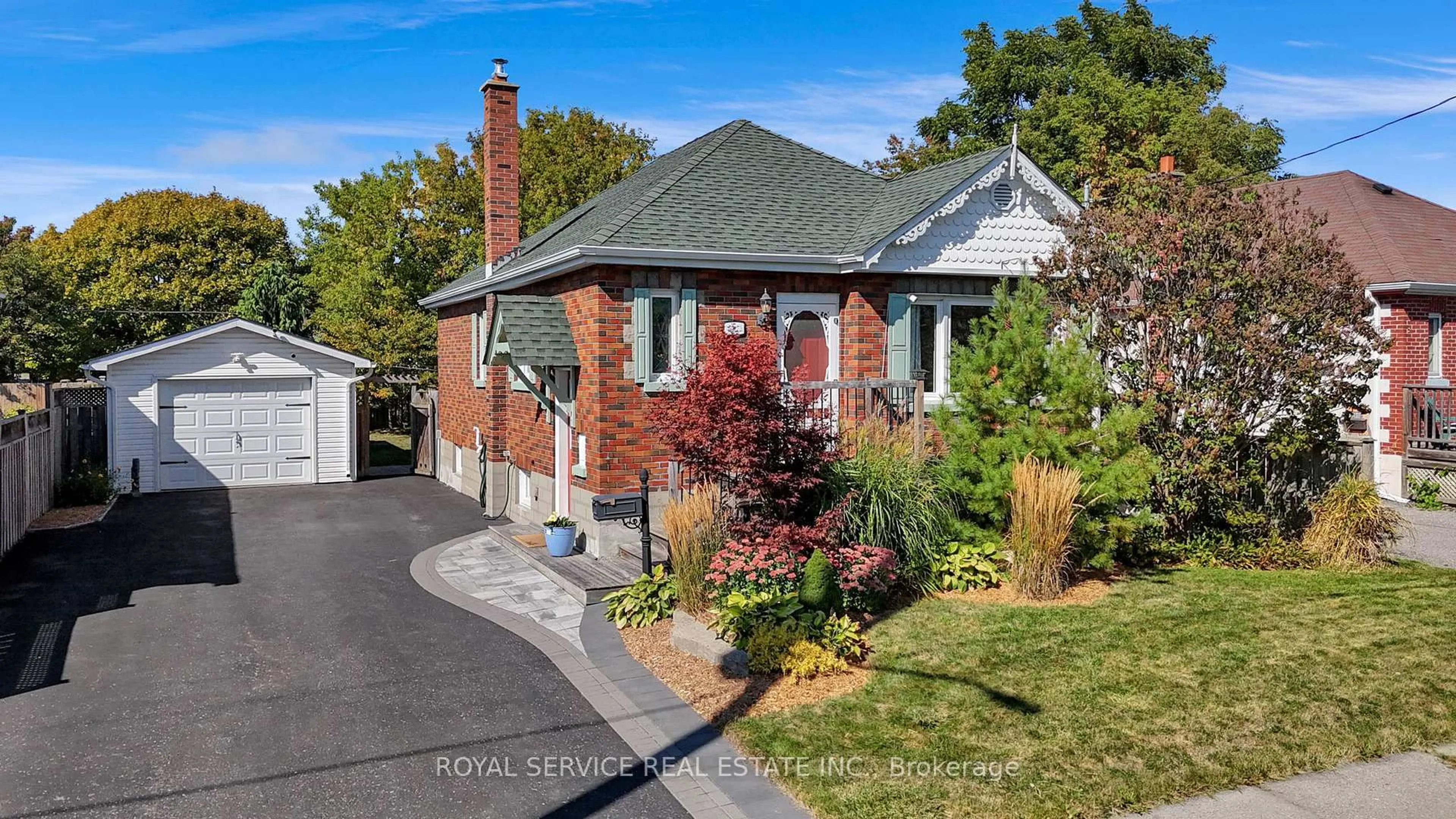 Home with brick exterior material, street for 240 George St, Oshawa Ontario L1H 2W5