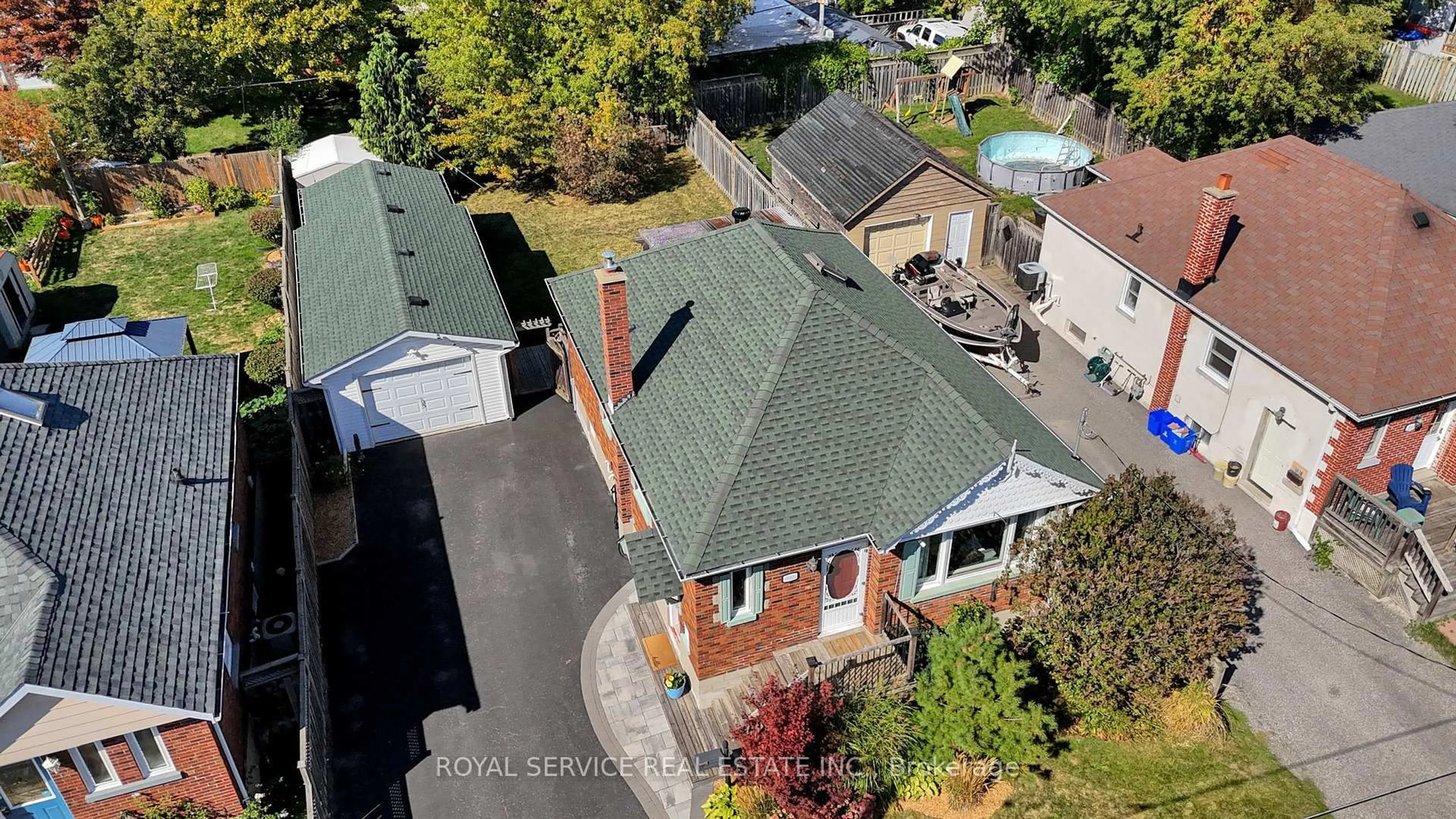 A pic from outside/outdoor area/front of a property/back of a property/a pic from drone, unknown for 240 George St, Oshawa Ontario L1H 2W5