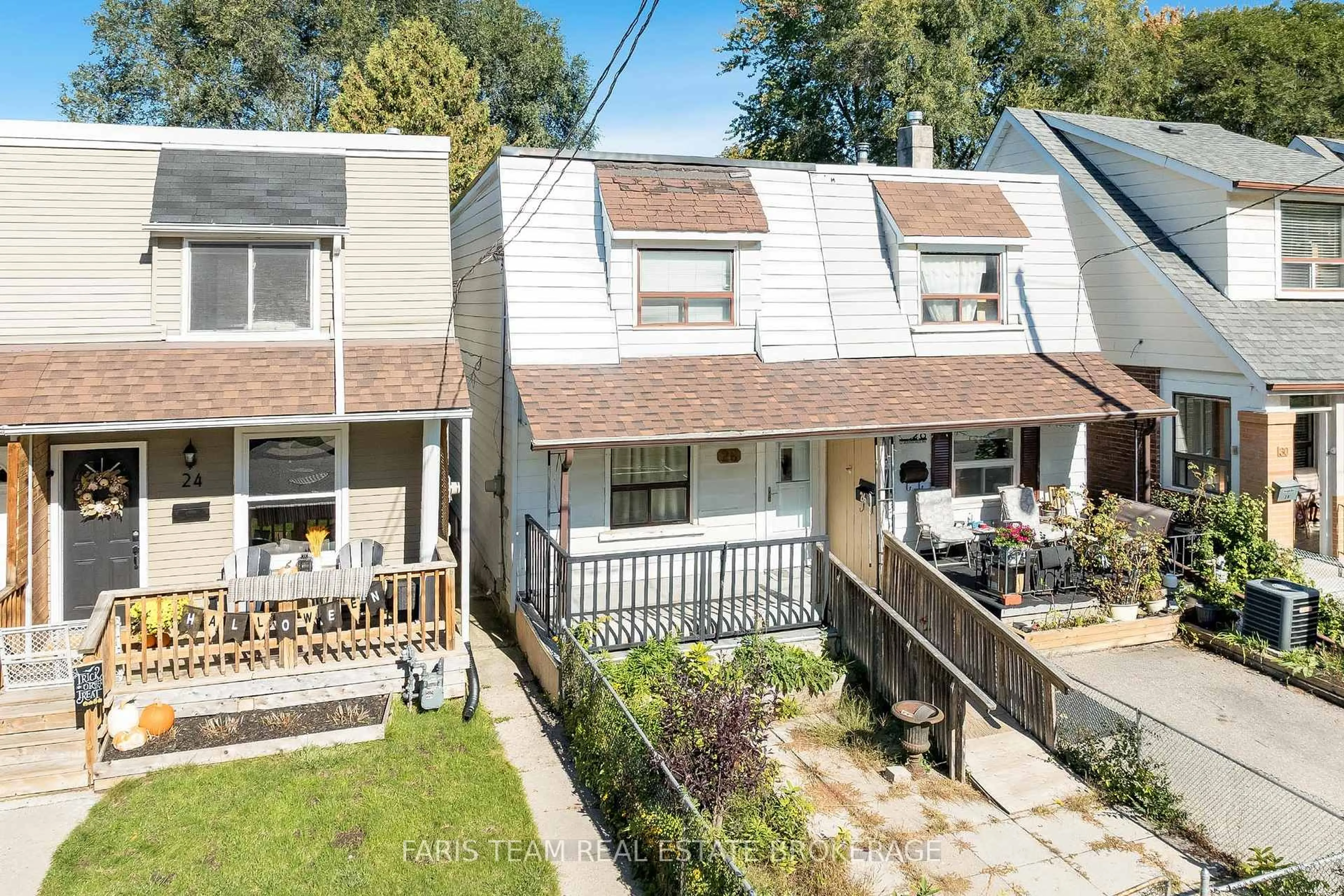 A pic from outside/outdoor area/front of a property/back of a property/a pic from drone, street for 26 Queensdale Ave, Toronto Ontario M4J 1X9