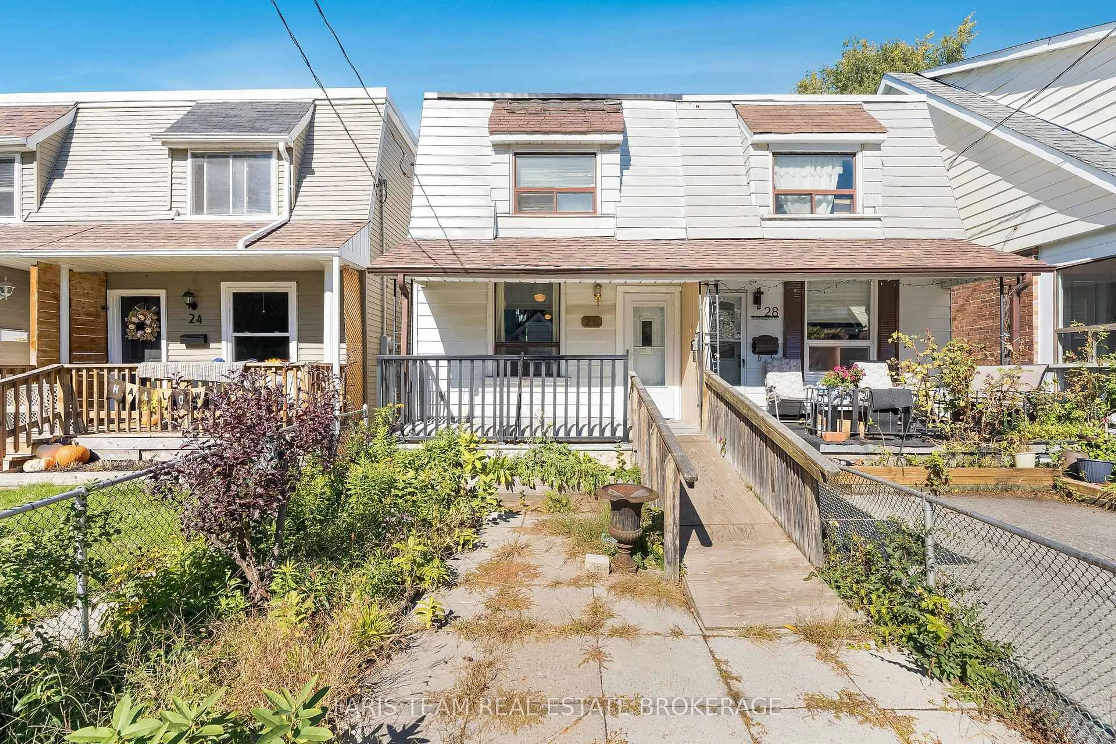 A pic from outside/outdoor area/front of a property/back of a property/a pic from drone, street for 26 Queensdale Ave, Toronto Ontario M4J 1X9