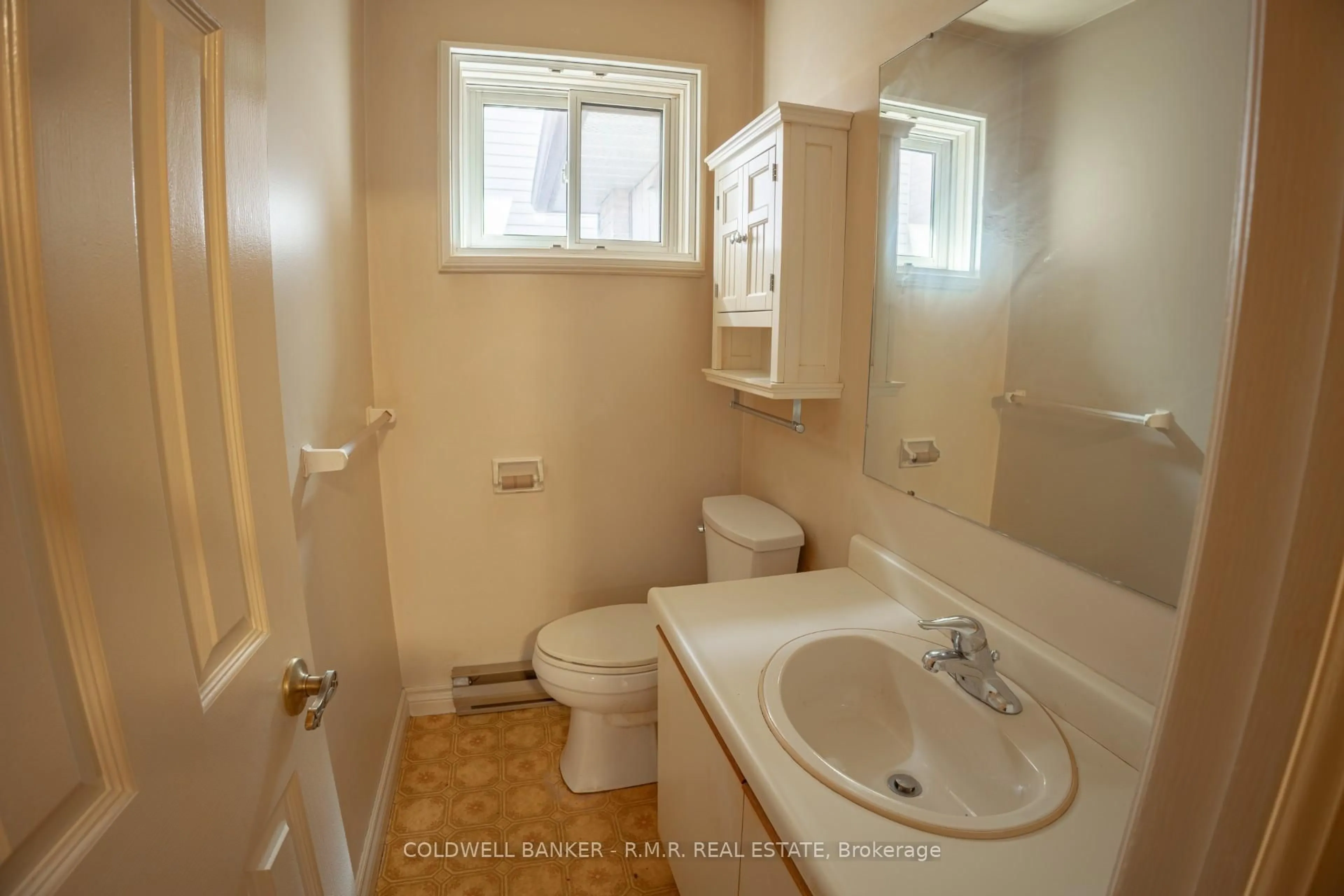 Standard bathroom, ceramic/tile floor for 896 Roundelay Dr, Oshawa Ontario L1J 7T7