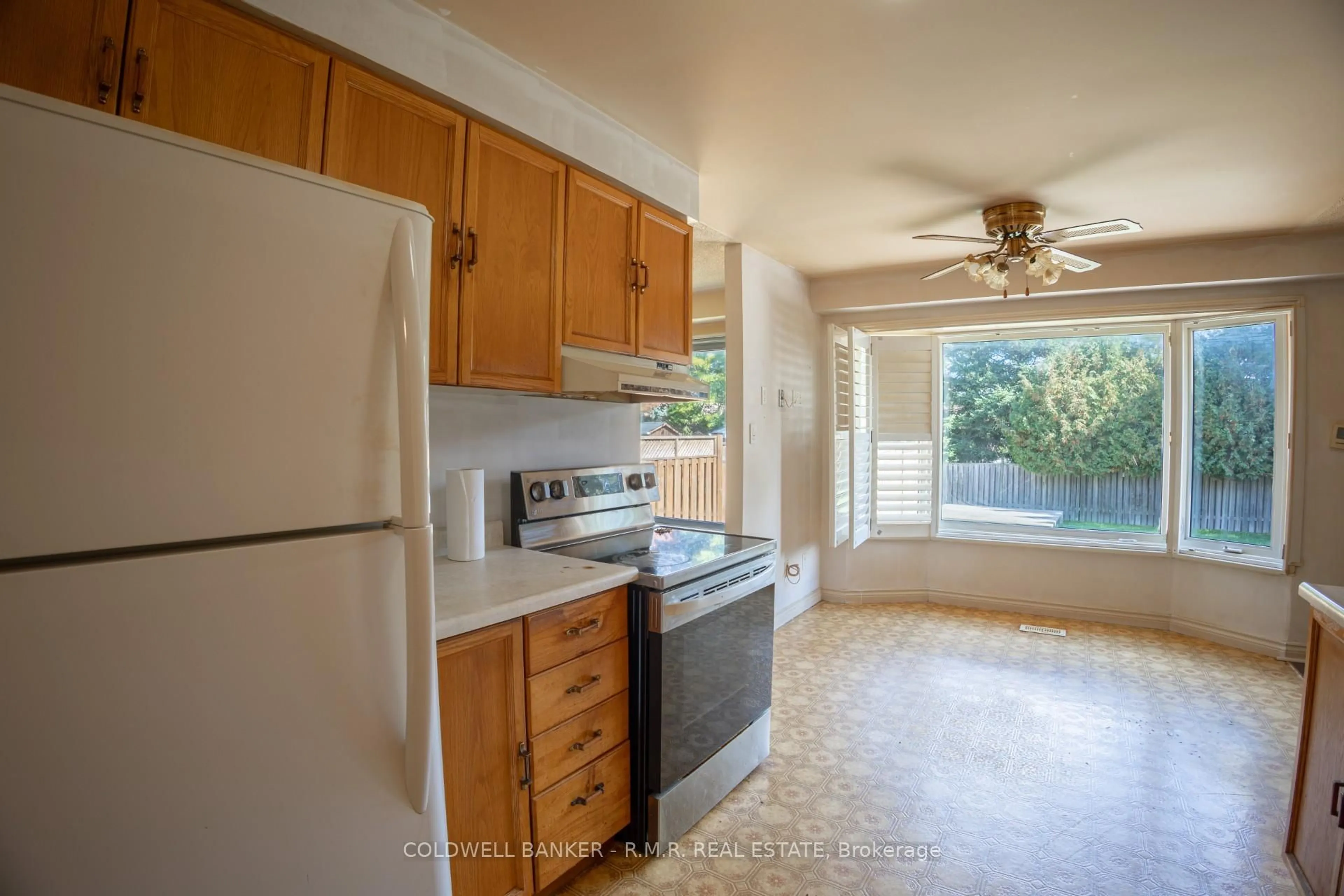 Standard kitchen, ceramic/tile floor for 896 Roundelay Dr, Oshawa Ontario L1J 7T7