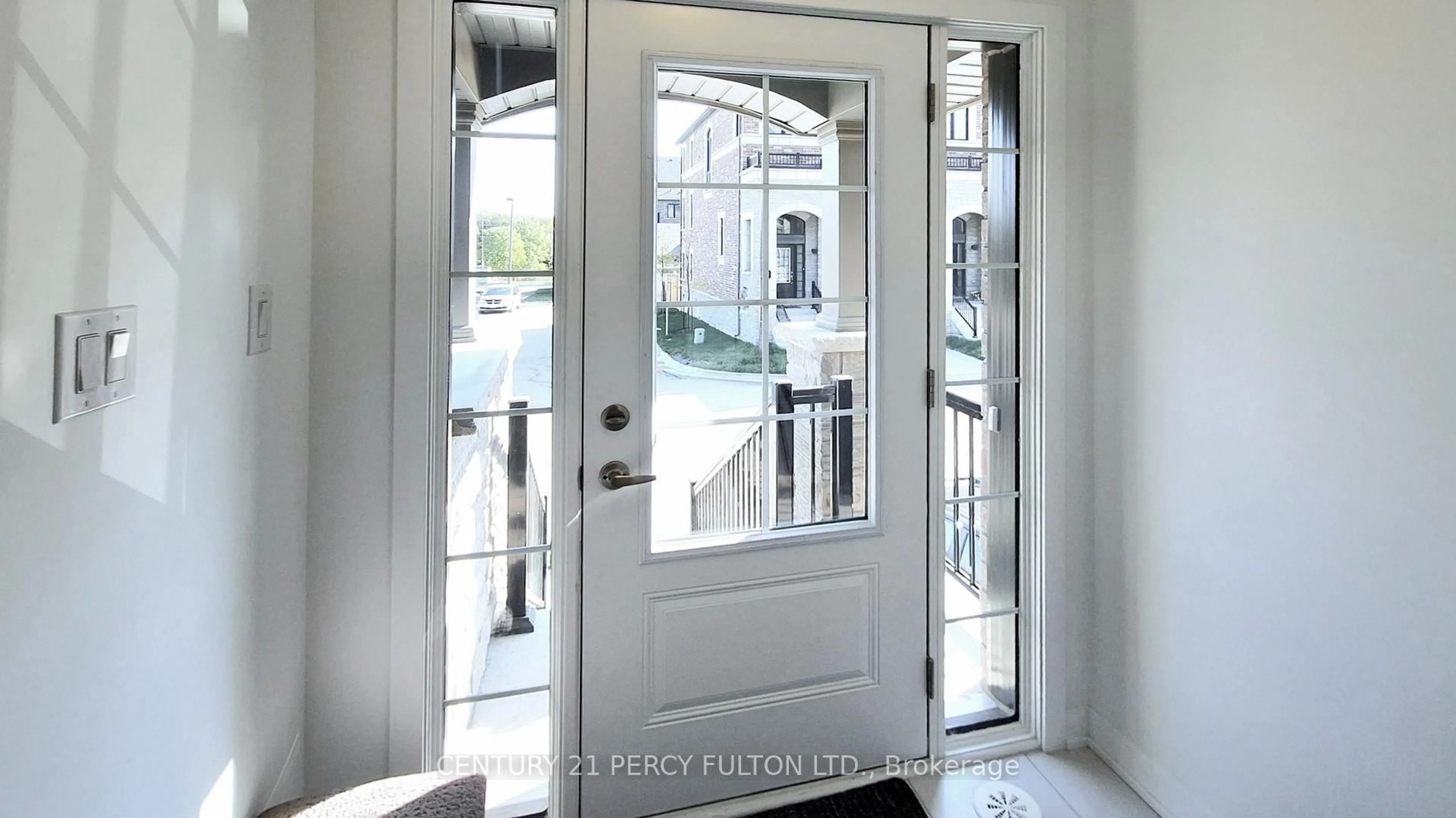 Indoor entryway for 31 Selfridge Way, Whitby Ontario L1N 0N9