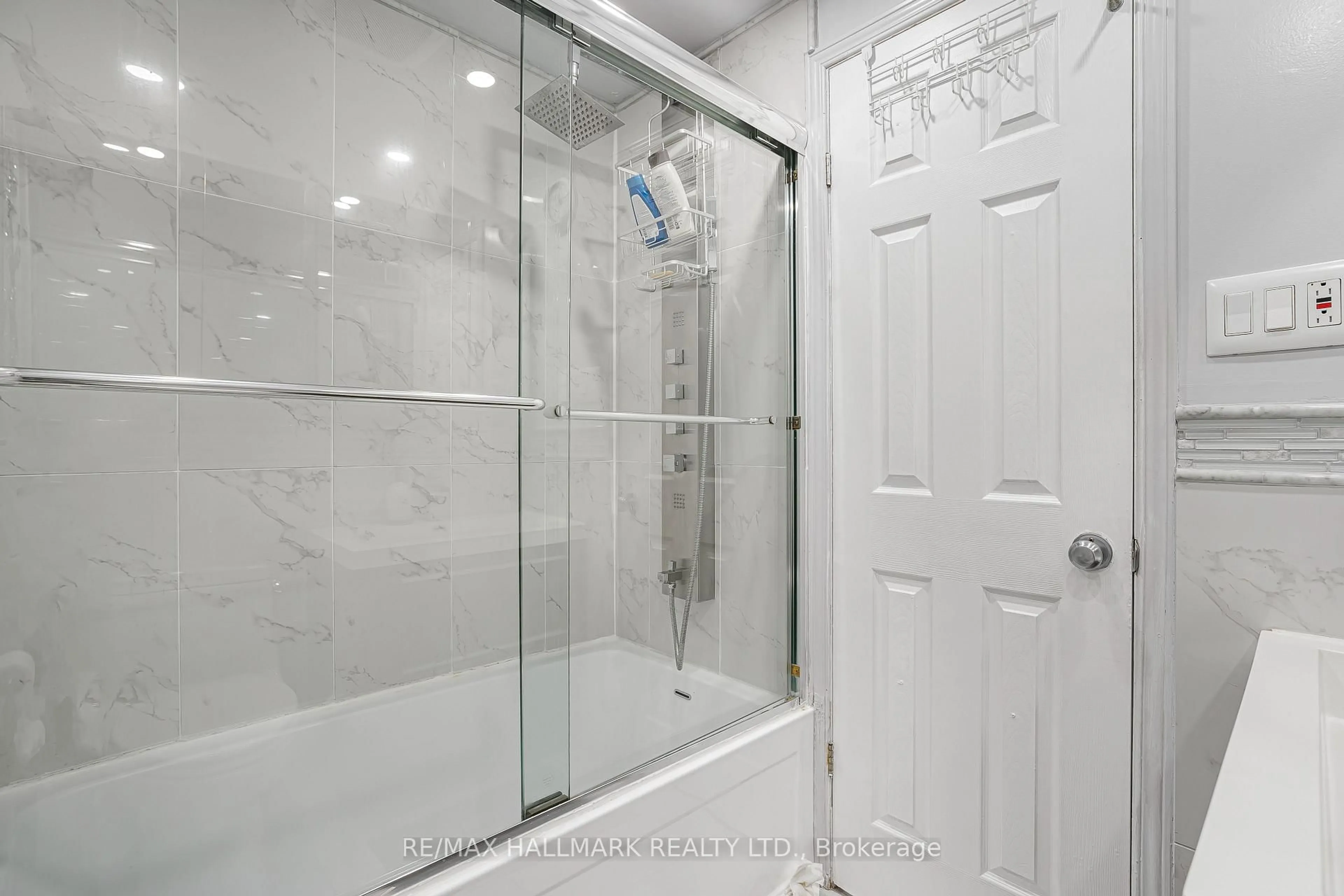 Standard bathroom, ceramic/tile floor for 195 Trudelle St #19, Toronto Ontario M1J 3K3