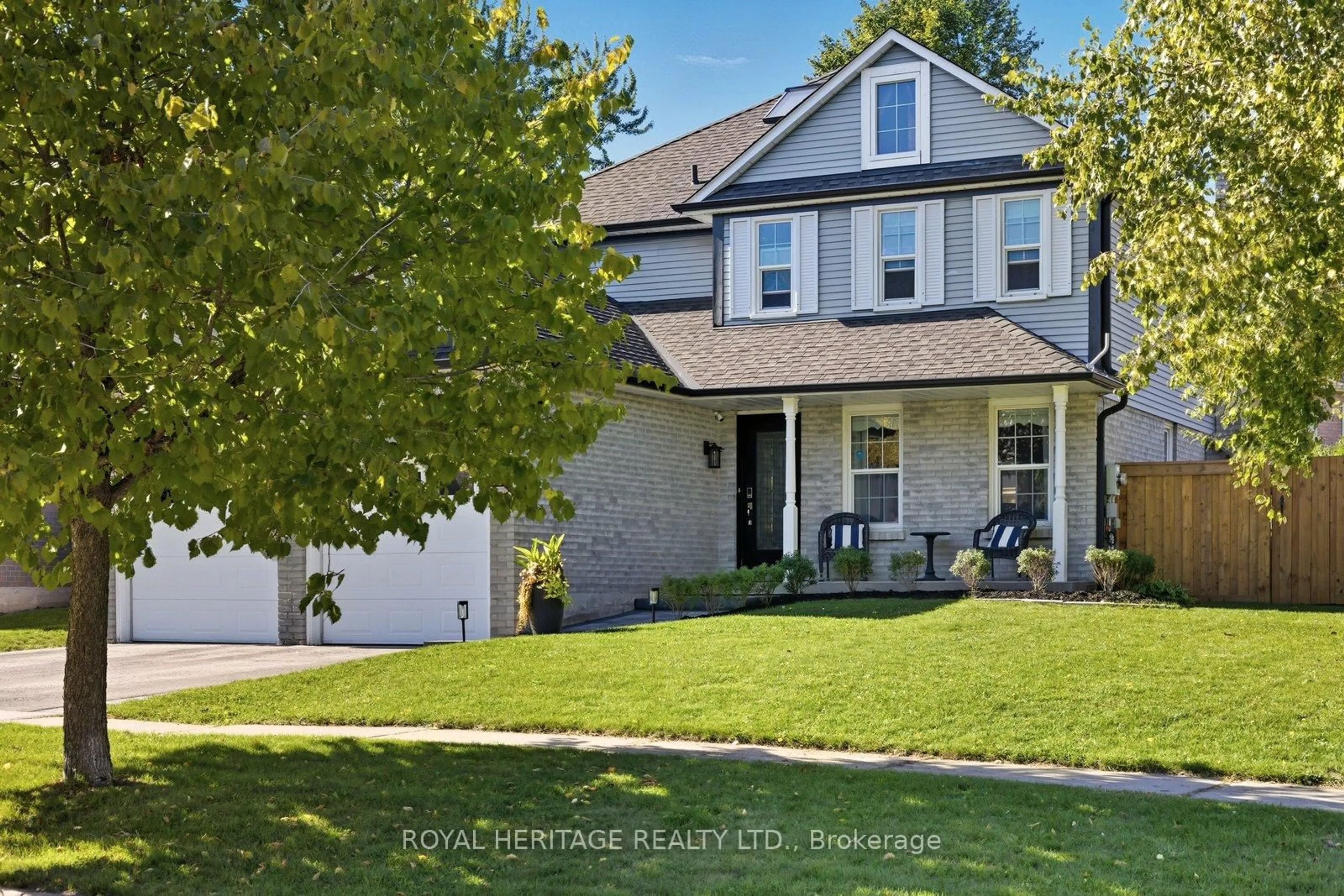 Home with vinyl exterior material, street for 498 Prestwick Dr, Oshawa Ontario L1J 7R2
