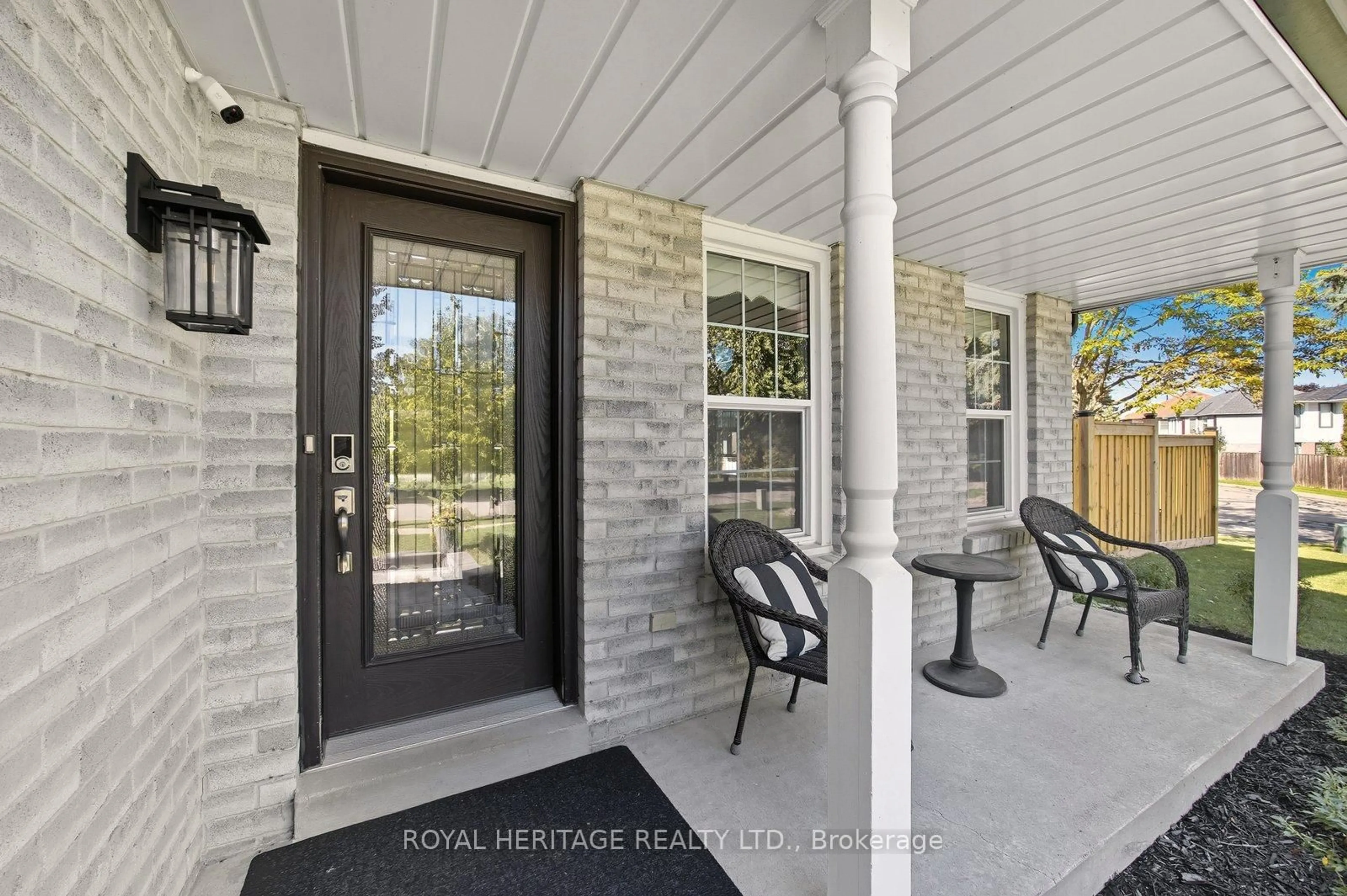Indoor entryway for 498 Prestwick Dr, Oshawa Ontario L1J 7R2