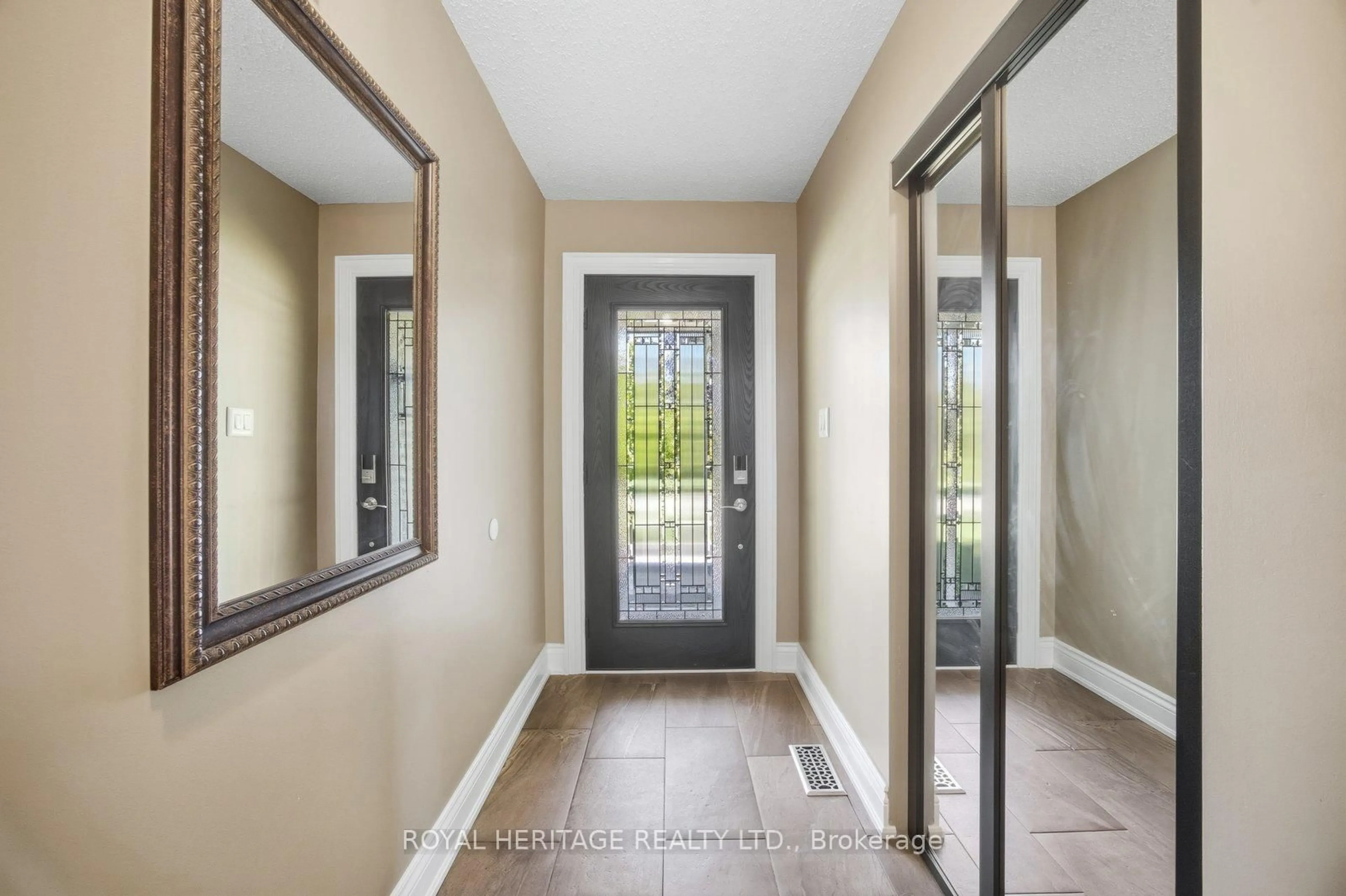 Indoor entryway for 498 Prestwick Dr, Oshawa Ontario L1J 7R2